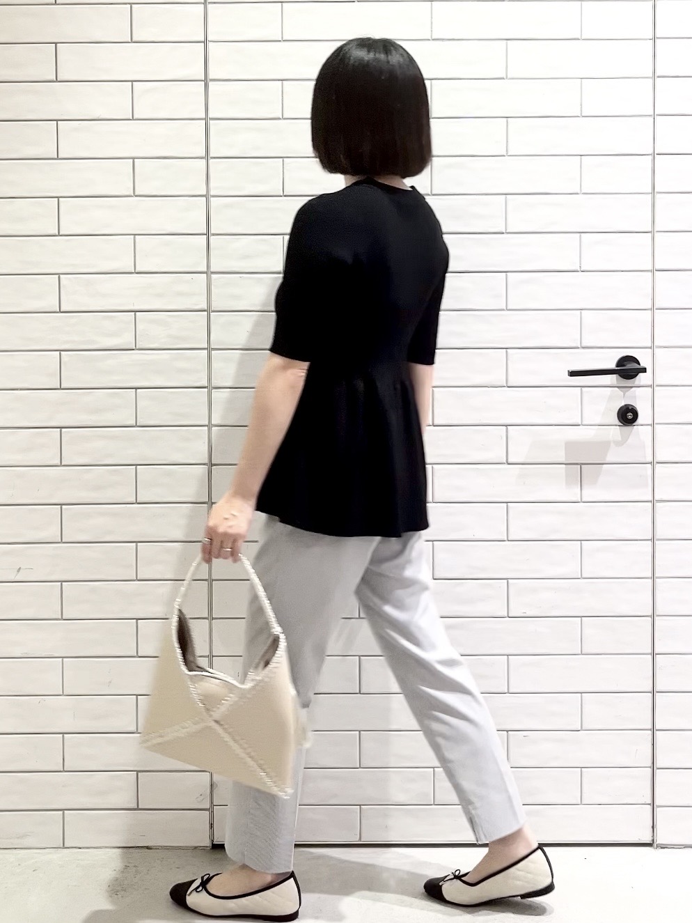 しおりさんの「OPAQUE.CLIP｜ペプラムVネックニットカーディガン【洗濯機OK／抗ピル】」を使ったコーディネート