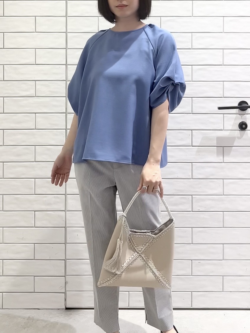 しおりさんの「OPAQUE.CLIP｜【接触冷感／吸水速乾】リネンライク タックスリーブブラウス《セットアップ対応／洗濯機OK》」を使ったコーディネート