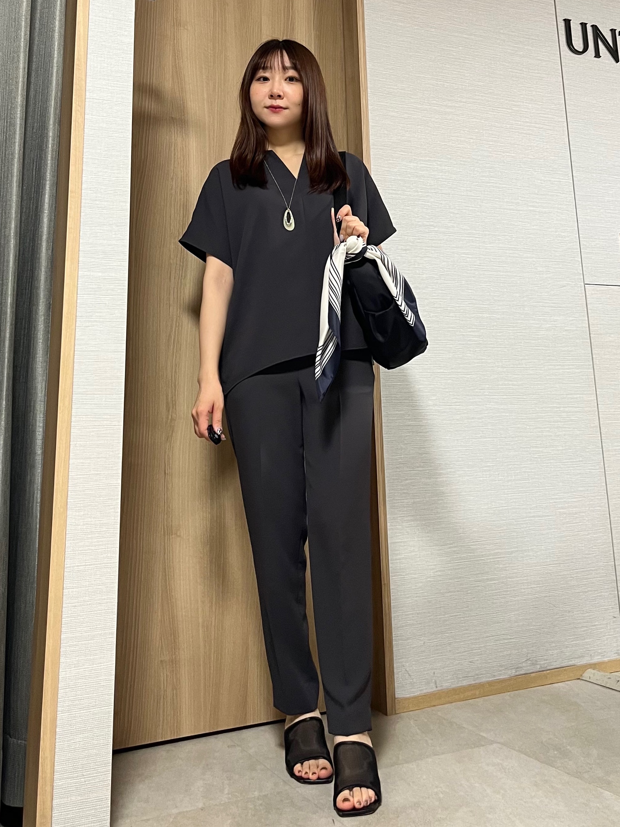 KAHOさんの「UNTITLED｜【UV/接触冷感/セットアップ可】リラクシーキーVネックブラウス」を使ったコーディネート