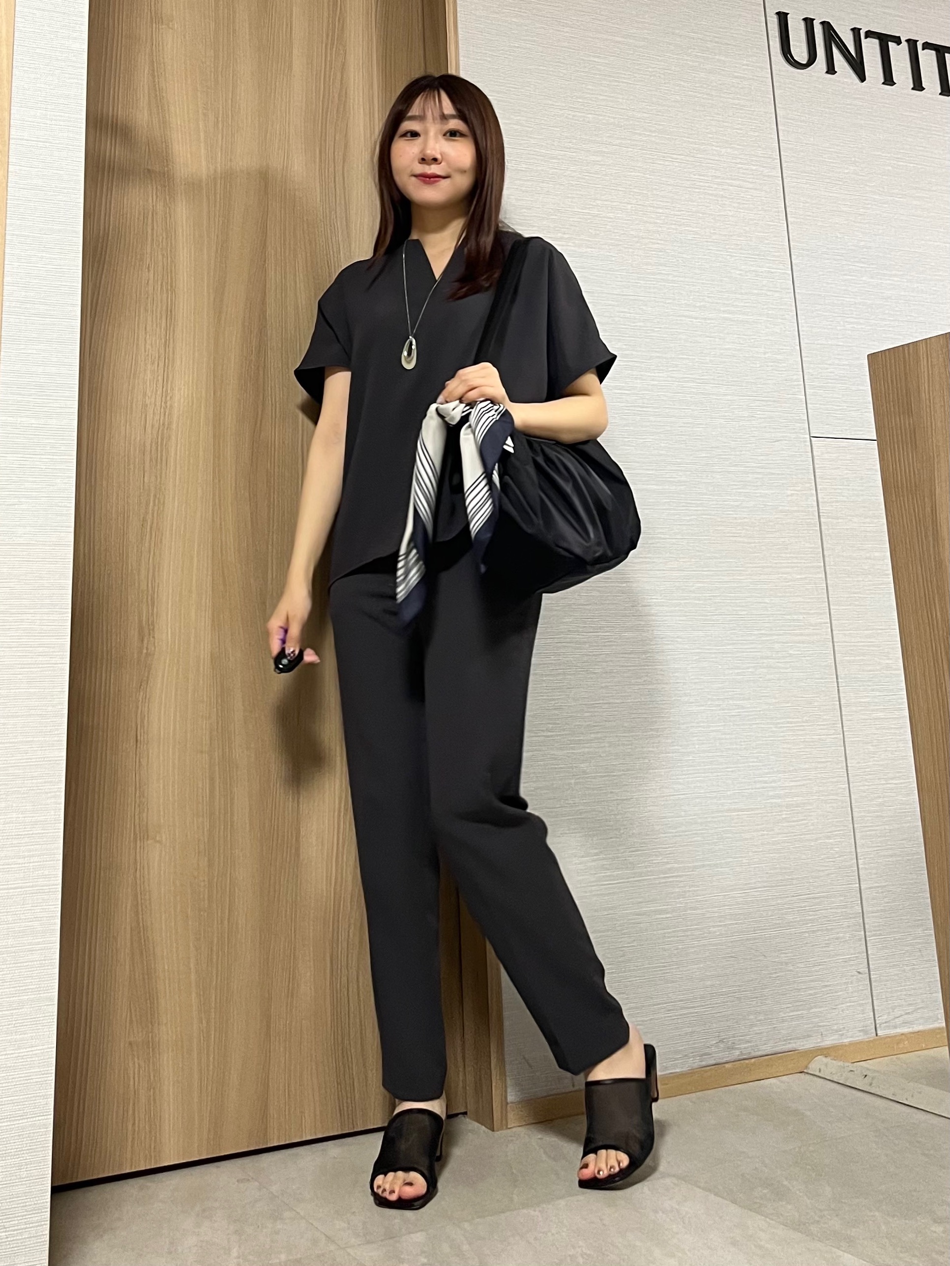 KAHOさんの「UNTITLED｜【UV/接触冷感/セットアップ可】リラクシーキーVネックブラウス」を使ったコーディネート