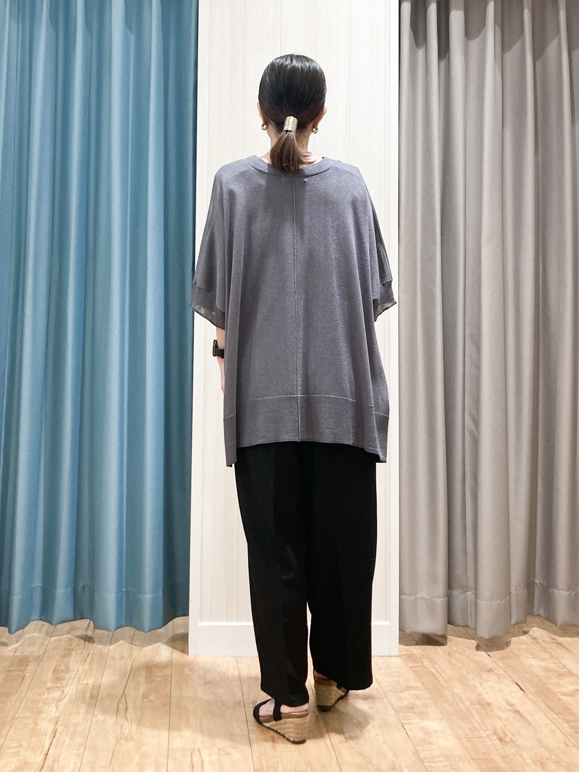 thさんの「SHOO･LA･RUE｜【洗濯機可/体型カバー】上品ラメがきらめく シアーポンチョ風カーディガン」を使ったコーディネート