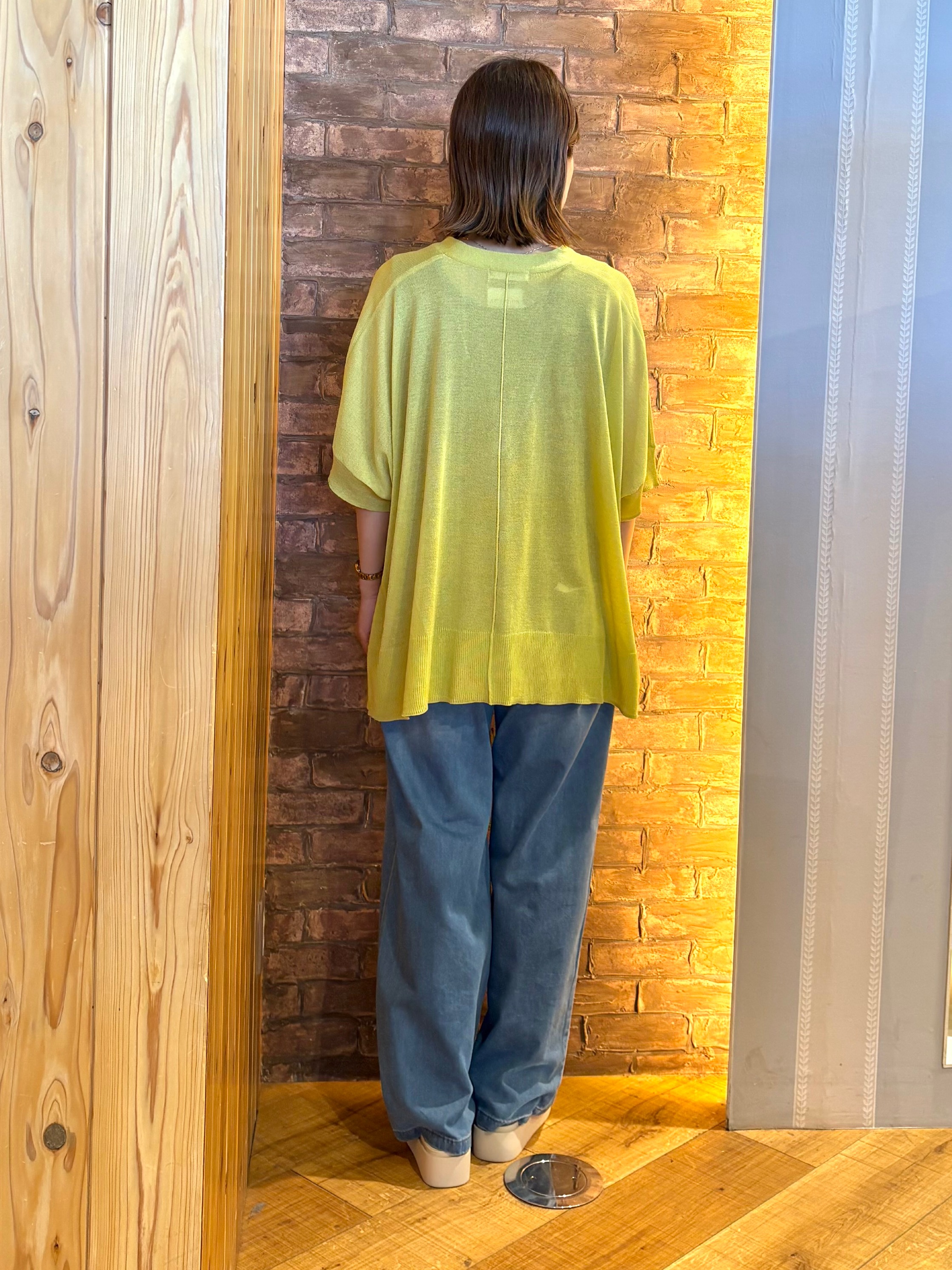 mieさんの「SHOO･LA･RUE｜【洗濯機可/体型カバー】上品ラメがきらめく シアーポンチョ風カーディガン」を使ったコーディネート