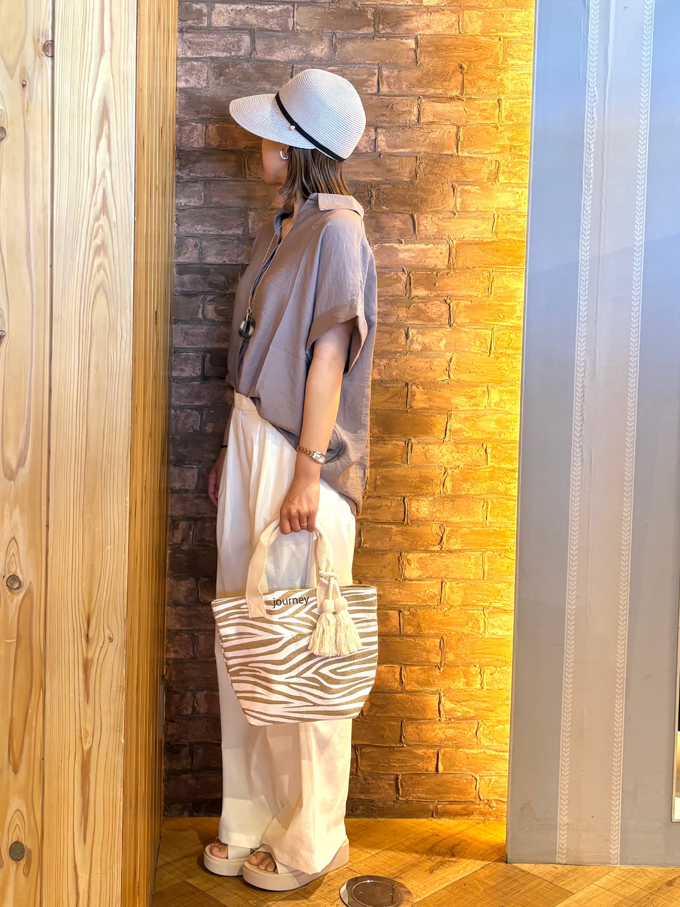 mieさんの「SHOO･LA･RUE｜【S-LL/洗濯機可】インせず着られる 裾タック スキッパーシャツ」を使ったコーディネート
