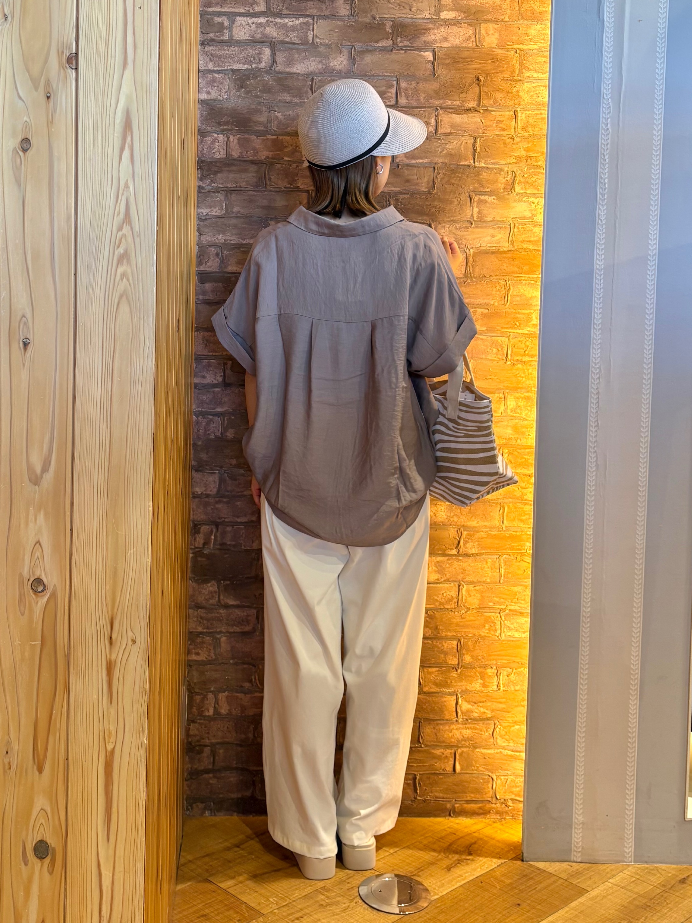 mieさんの「SHOO･LA･RUE｜【S-LL/洗濯機可】インせず着られる 裾タック スキッパーシャツ」を使ったコーディネート