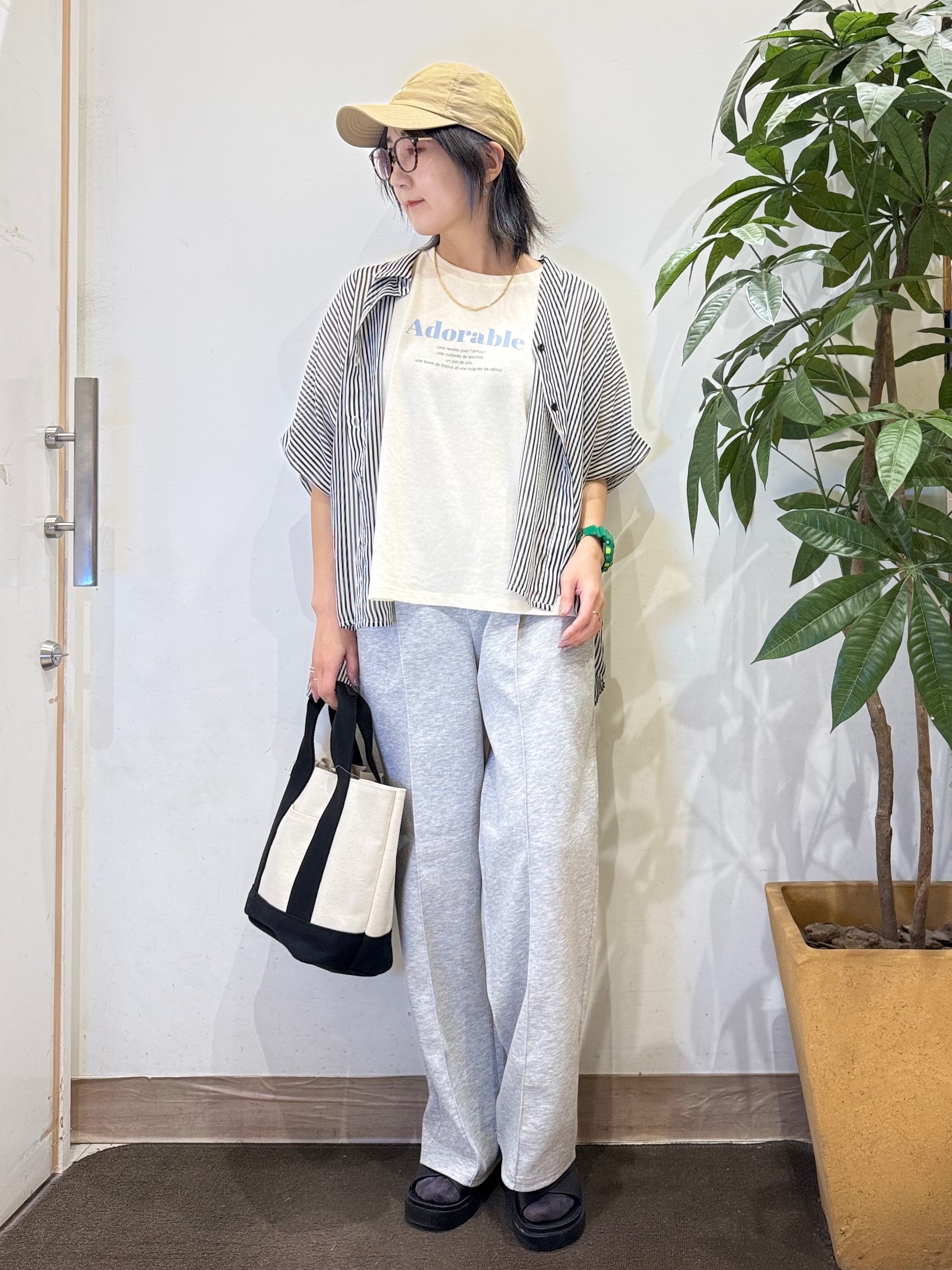 misakiさんの「SHOO･LA･RUE｜【洗濯機可/体型カバー】羽織るだけで雰囲気変わる 柄アソート ポンチョ風シアーシャツ」を使ったコーディネート