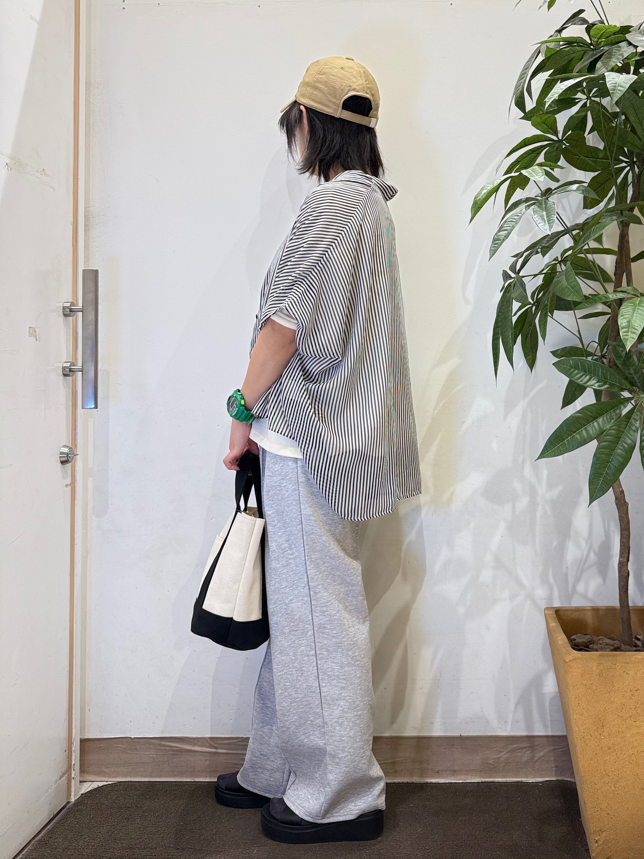 misakiさんの「SHOO･LA･RUE｜【洗濯機可/体型カバー】羽織るだけで雰囲気変わる 柄アソート ポンチョ風シアーシャツ」を使ったコーディネート