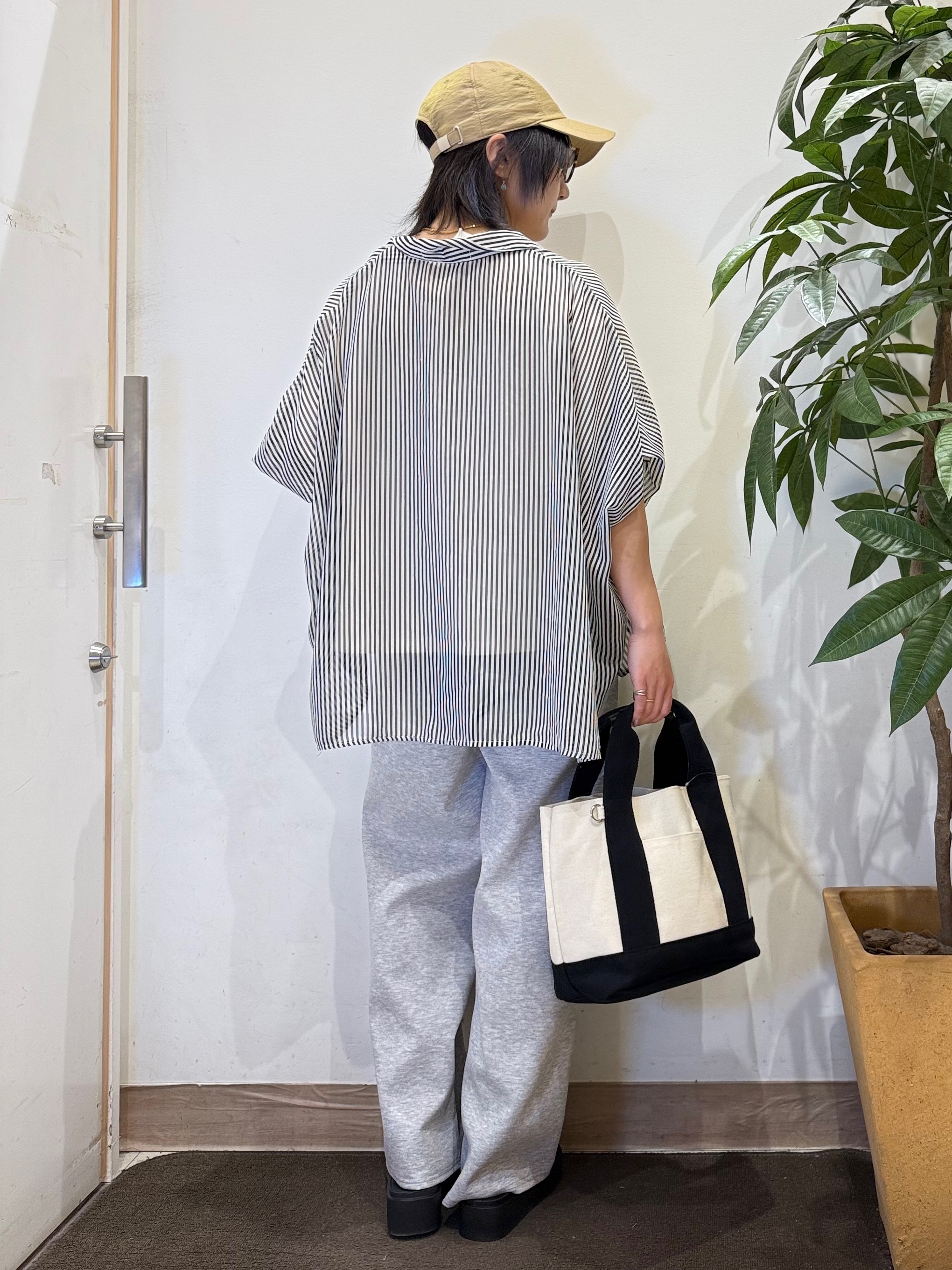 misakiさんの「SHOO･LA･RUE｜【洗濯機可/体型カバー】羽織るだけで雰囲気変わる 柄アソート ポンチョ風シアーシャツ」を使ったコーディネート