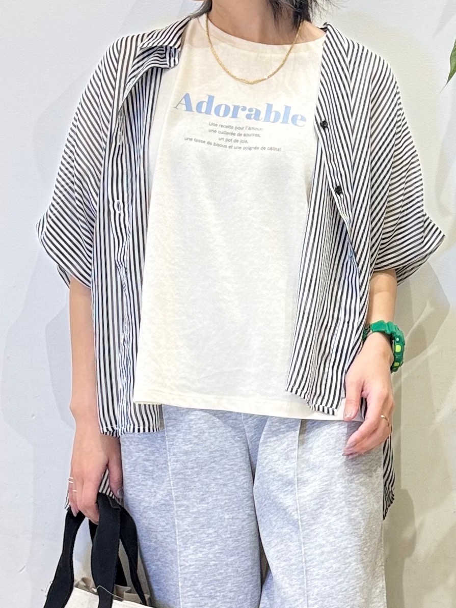 misakiさんの「SHOO･LA･RUE｜【洗濯機可/体型カバー】羽織るだけで雰囲気変わる 柄アソート ポンチョ風シアーシャツ」を使ったコーディネート