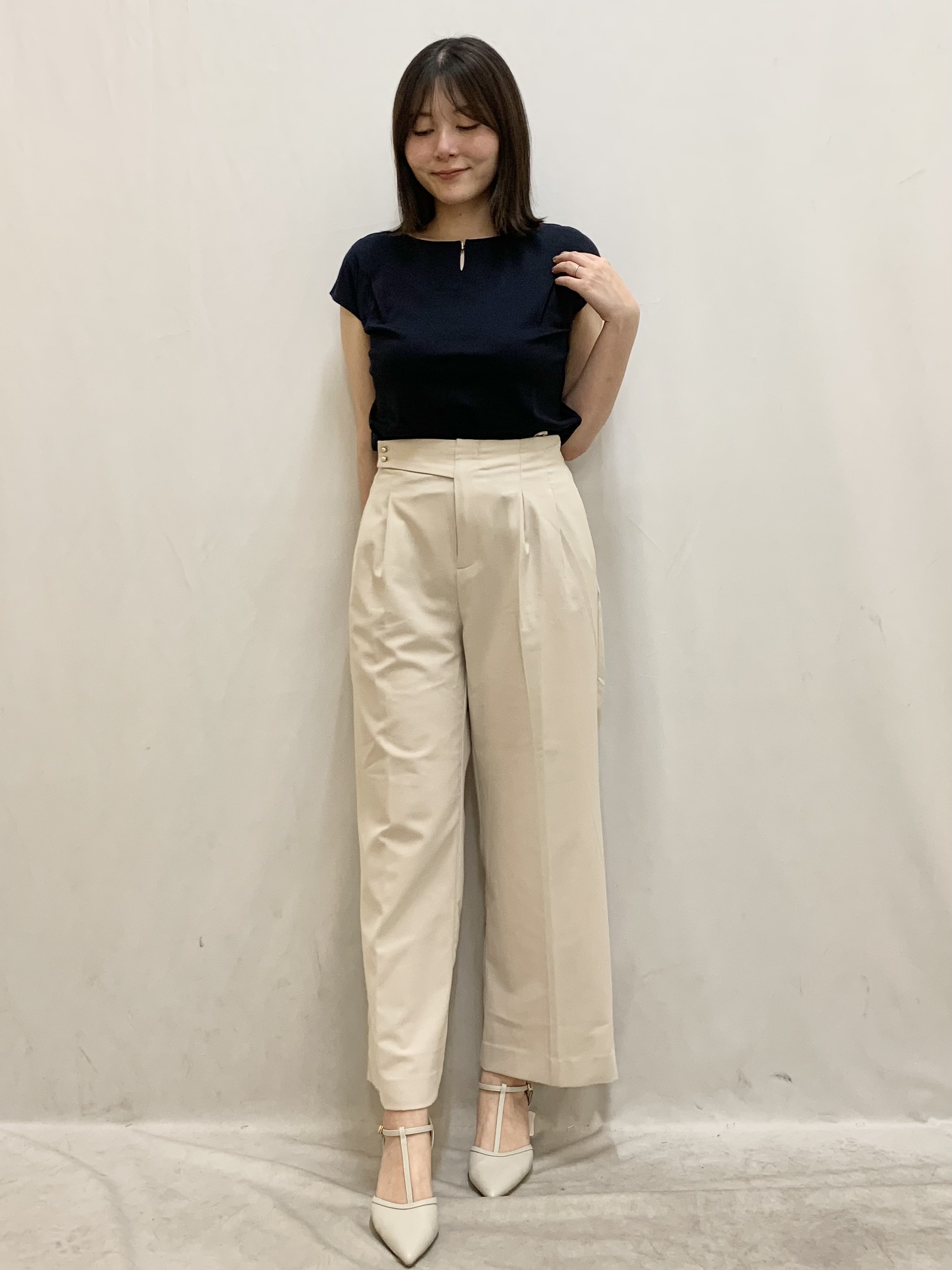 kasumiさんの「index｜【接触冷感】ビジューキーネックフレンチトップス《UVケア／洗濯機OK／XS～3L／8col》」を使ったコーディネート