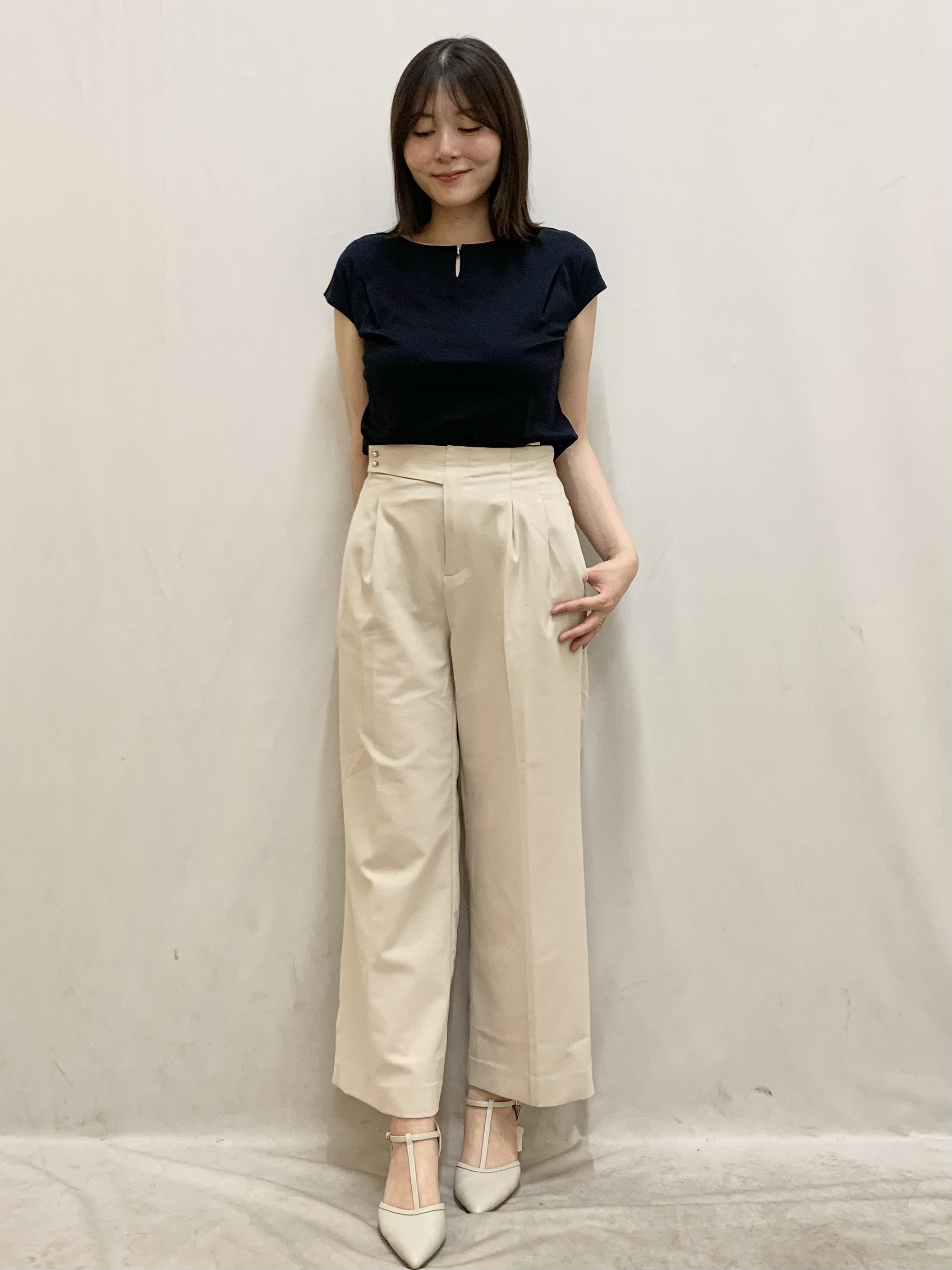 kasumiさんの「index｜【接触冷感】ビジューキーネックフレンチトップス《UVケア／洗濯機OK／XS～3L／8col》」を使ったコーディネート