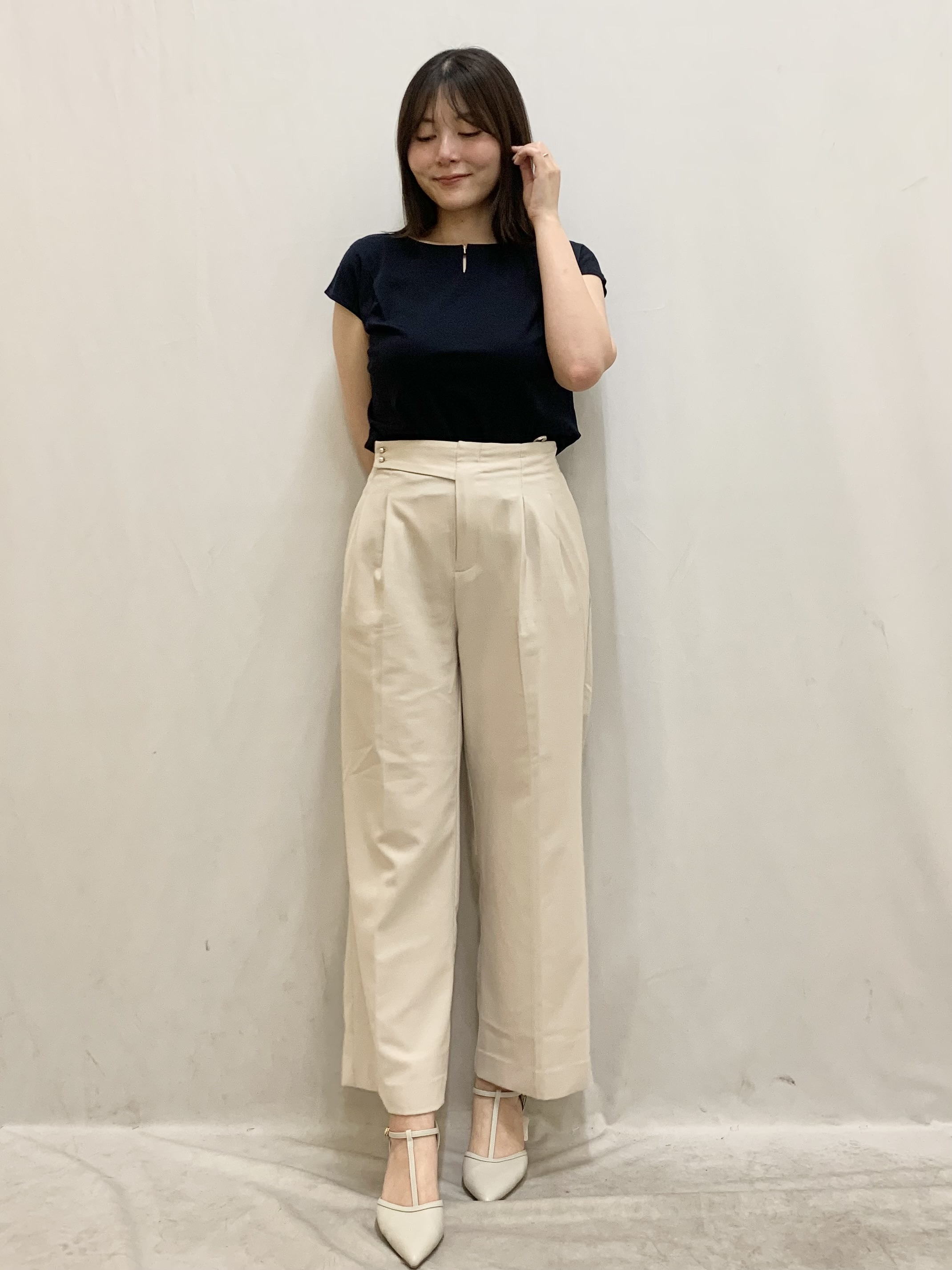 kasumiさんの「index｜【接触冷感】ビジューキーネックフレンチトップス《UVケア／洗濯機OK／XS～3L／8col》」を使ったコーディネート