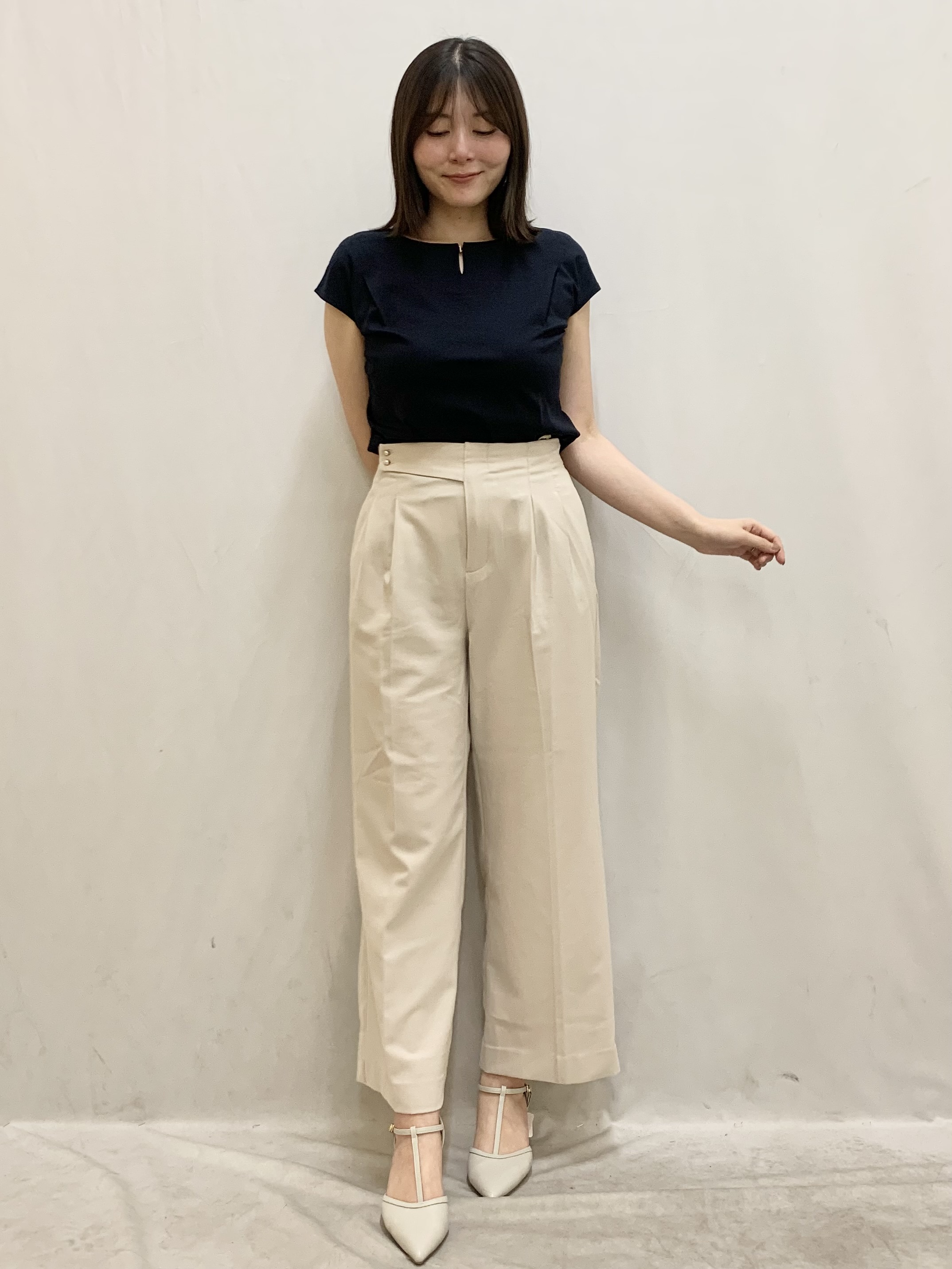 kasumiさんの「index｜【接触冷感】ビジューキーネックフレンチトップス《UVケア／洗濯機OK／XS～3L／8col》」を使ったコーディネート