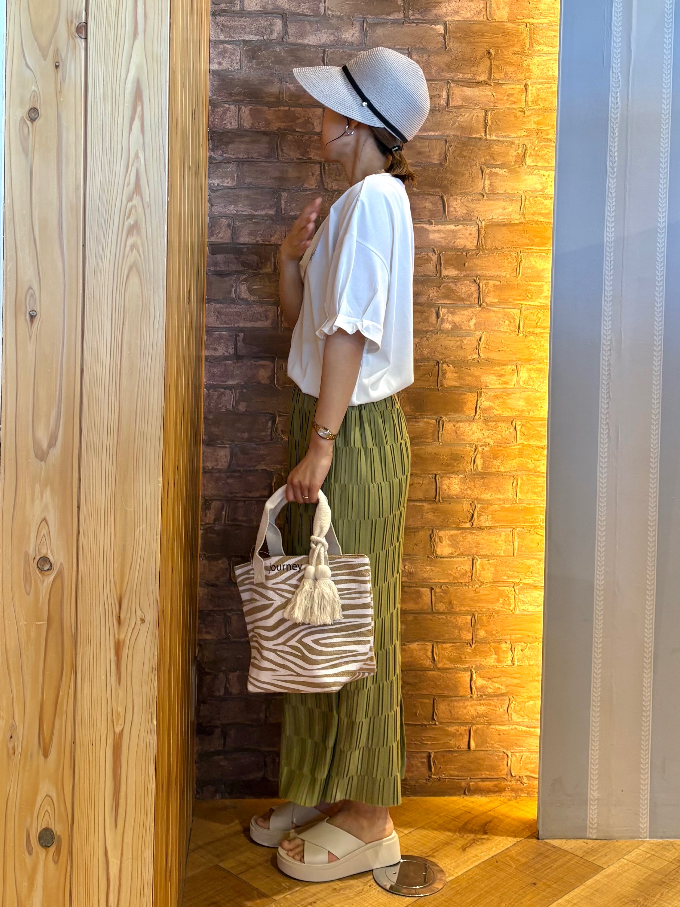 mieさんの「SHOO･LA･RUE｜【ひんやり/UV/S-LL】お袖ふんわり二の腕カバー ぷっくりラメプリントTシャツ」を使ったコーディネート