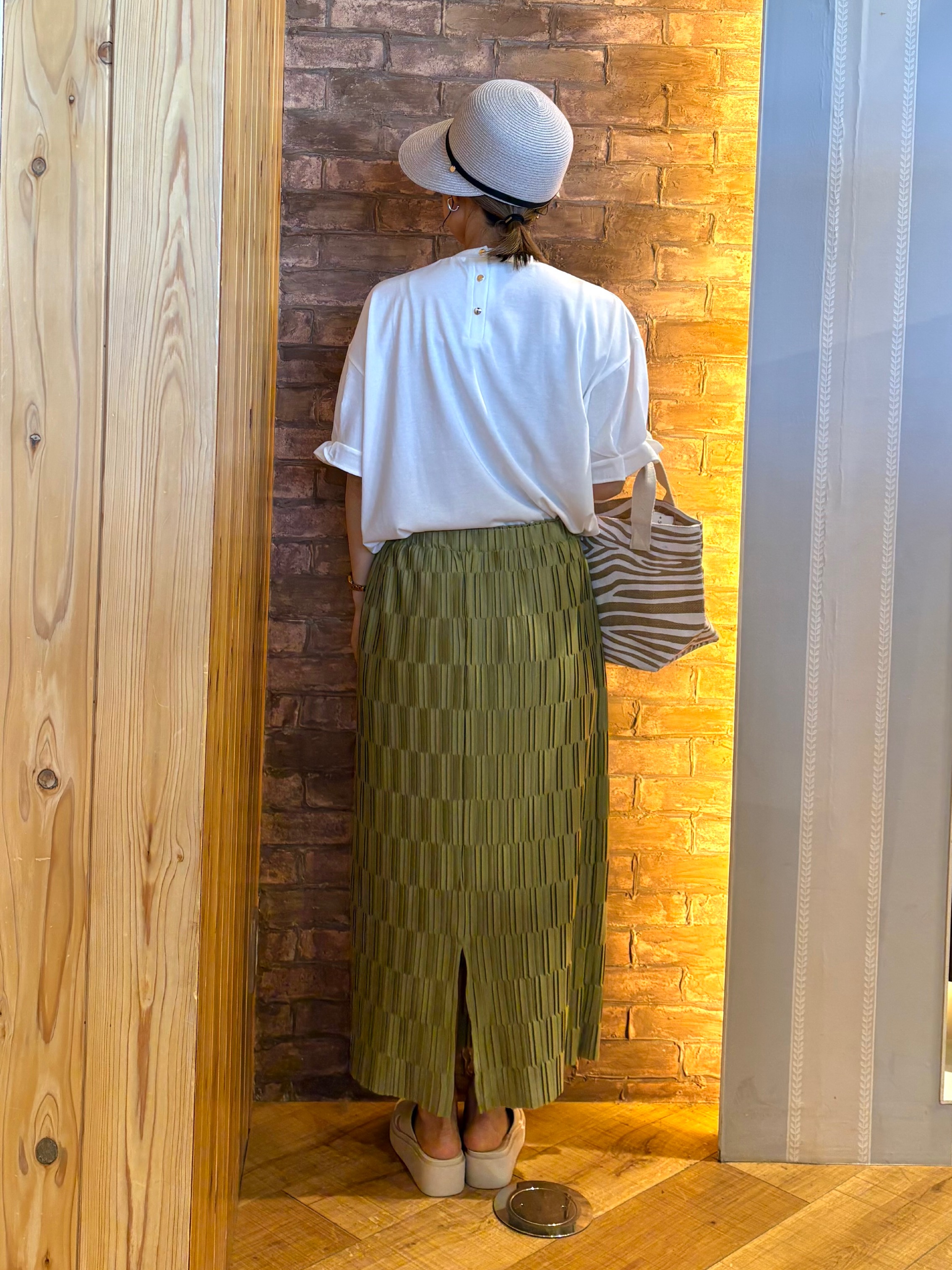 mieさんの「SHOO･LA･RUE｜【ひんやり/UV/S-LL】お袖ふんわり二の腕カバー ぷっくりラメプリントTシャツ」を使ったコーディネート