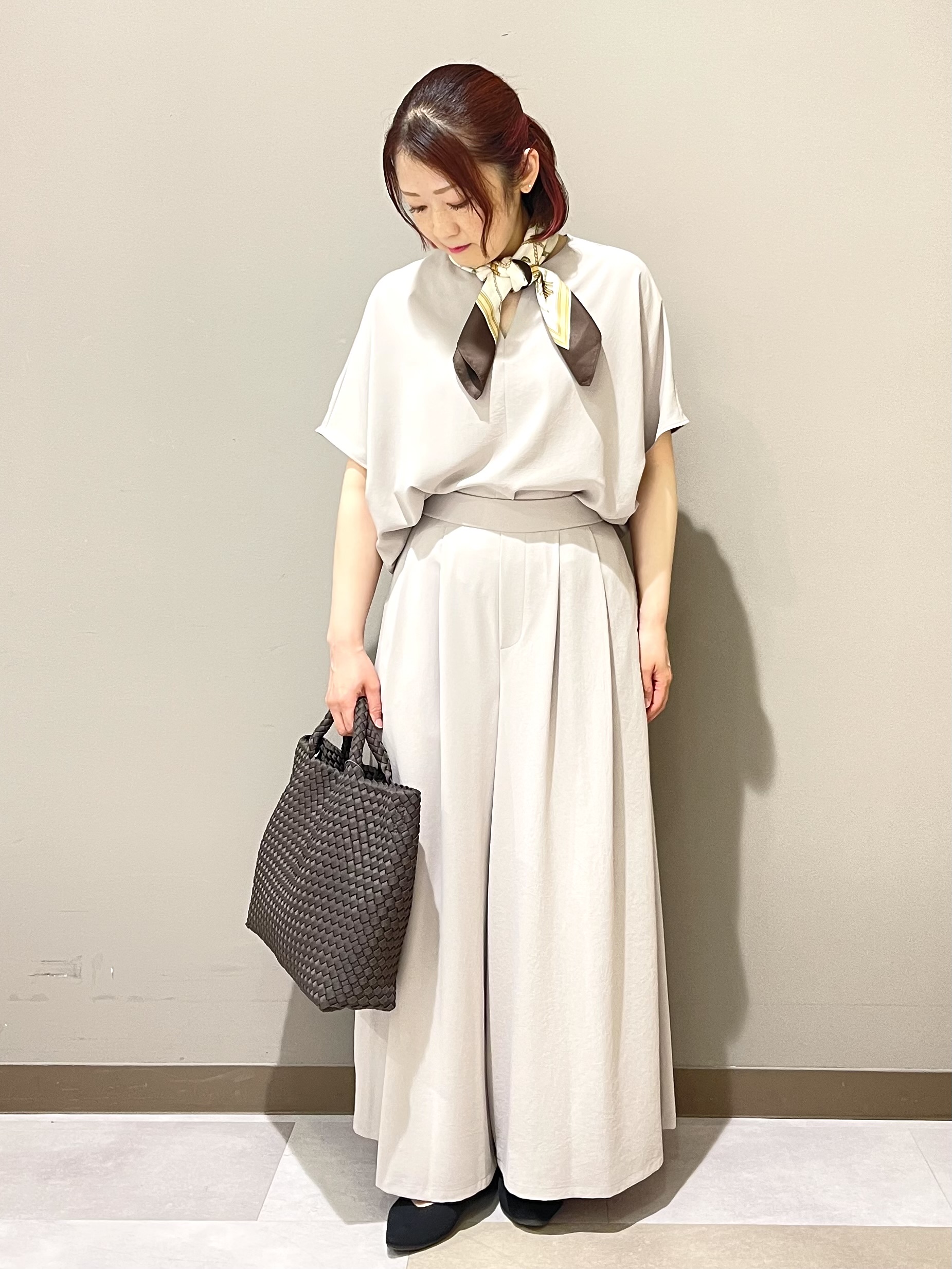 Tomoさんの「UNTITLED｜【UV/接触冷感/セットアップ可】リラクシーキーVネックブラウス」を使ったコーディネート