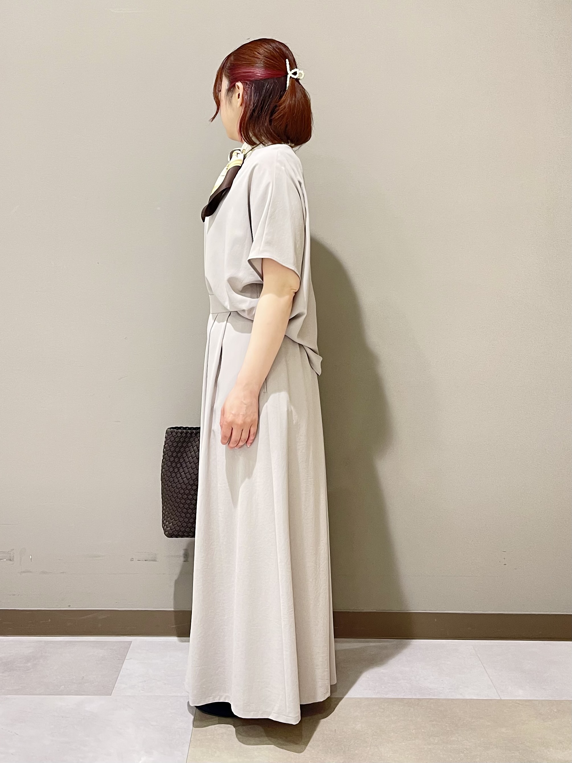 Tomoさんの「UNTITLED｜【UV/接触冷感/セットアップ可】リラクシーキーVネックブラウス」を使ったコーディネート