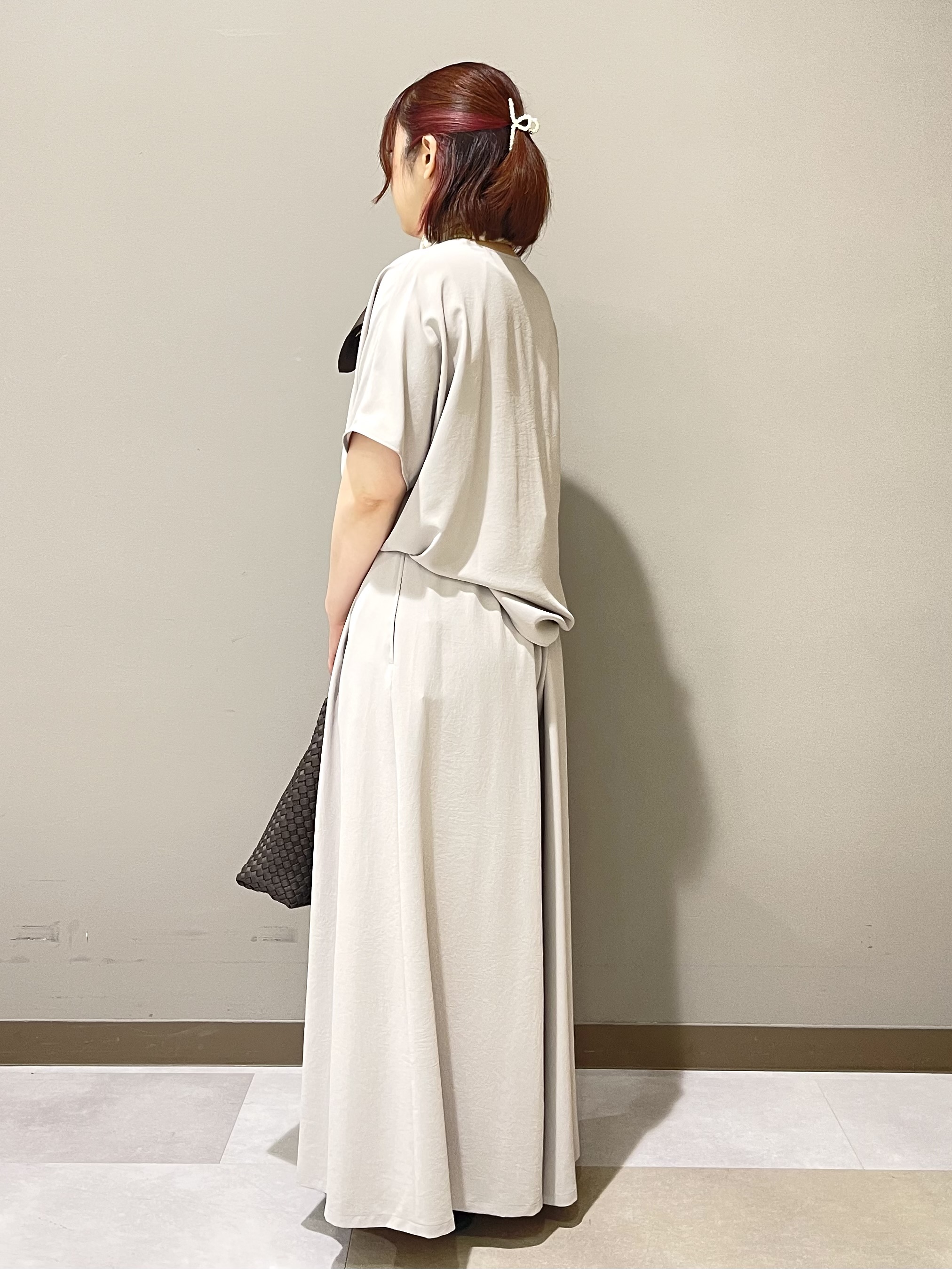 Tomoさんの「UNTITLED｜【UV/接触冷感/セットアップ可】リラクシーキーVネックブラウス」を使ったコーディネート