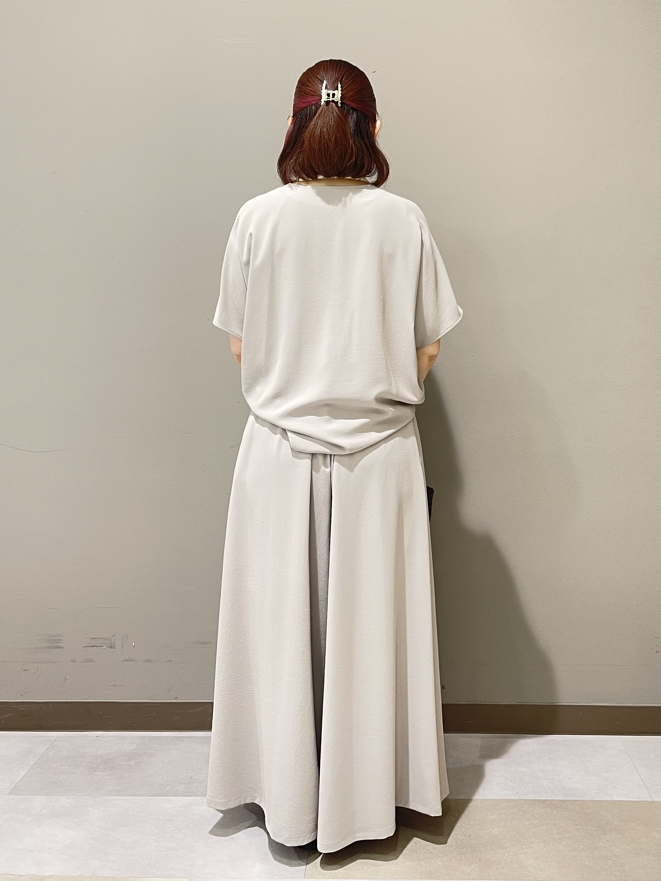 Tomoさんの「UNTITLED｜【UV/接触冷感/セットアップ可】リラクシーキーVネックブラウス」を使ったコーディネート