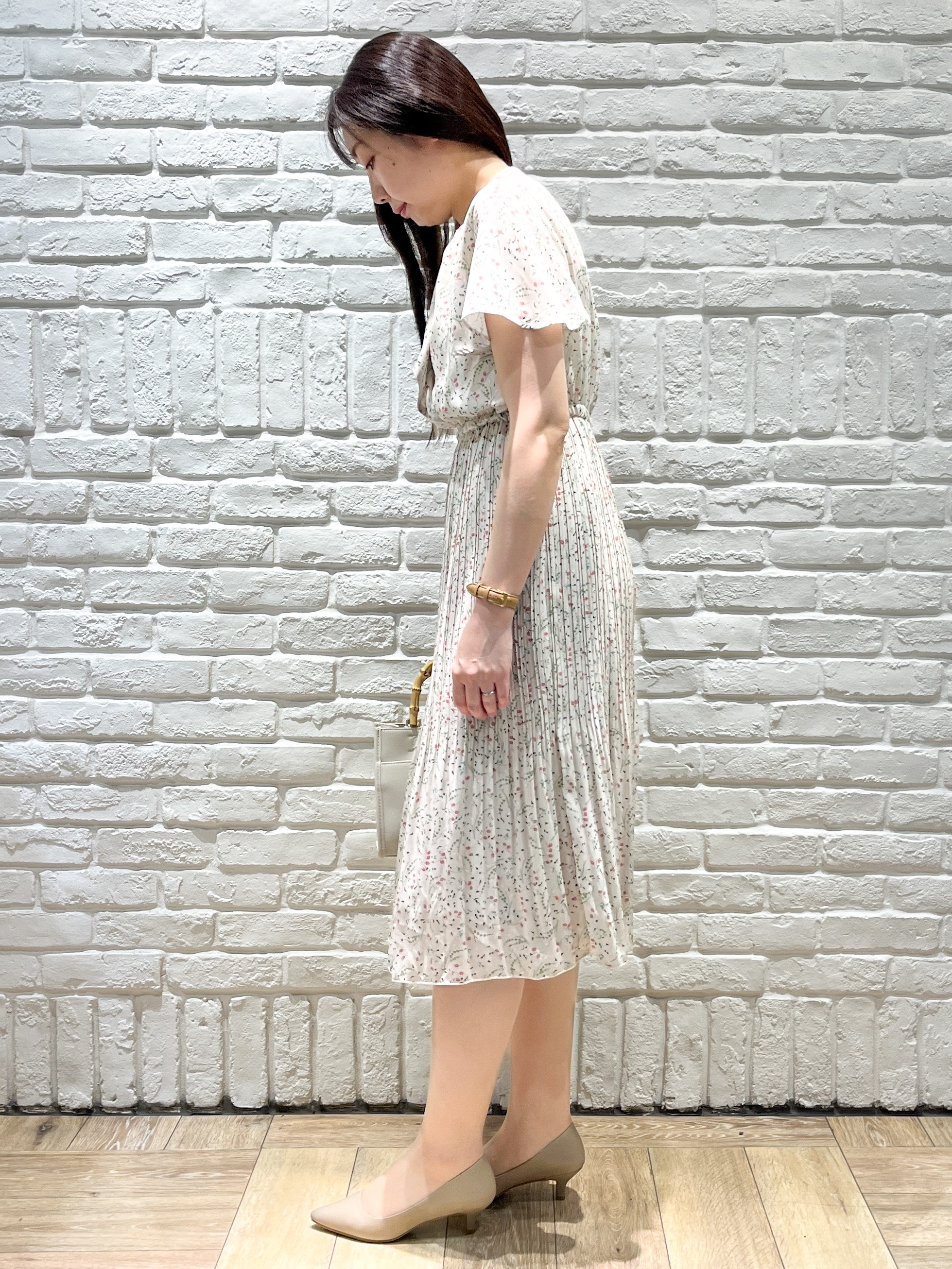 erinaさんの「index｜◆【日比谷花壇コラボ】ラッフルタイプリーツワンピース【防シワ/洗濯機OK】」を使ったコーディネート