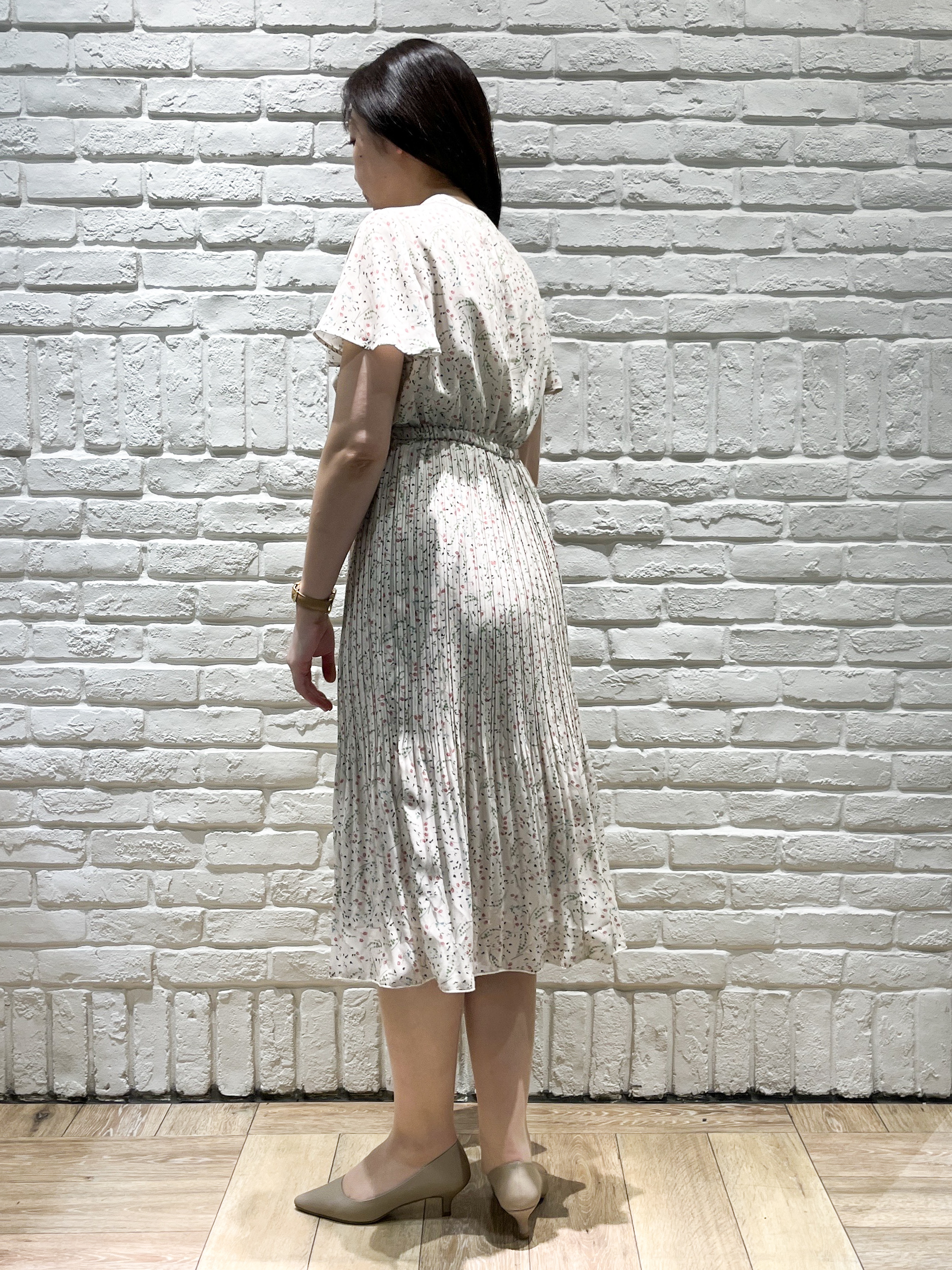 erinaさんの「index｜◆【日比谷花壇コラボ】ラッフルタイプリーツワンピース【防シワ/洗濯機OK】」を使ったコーディネート