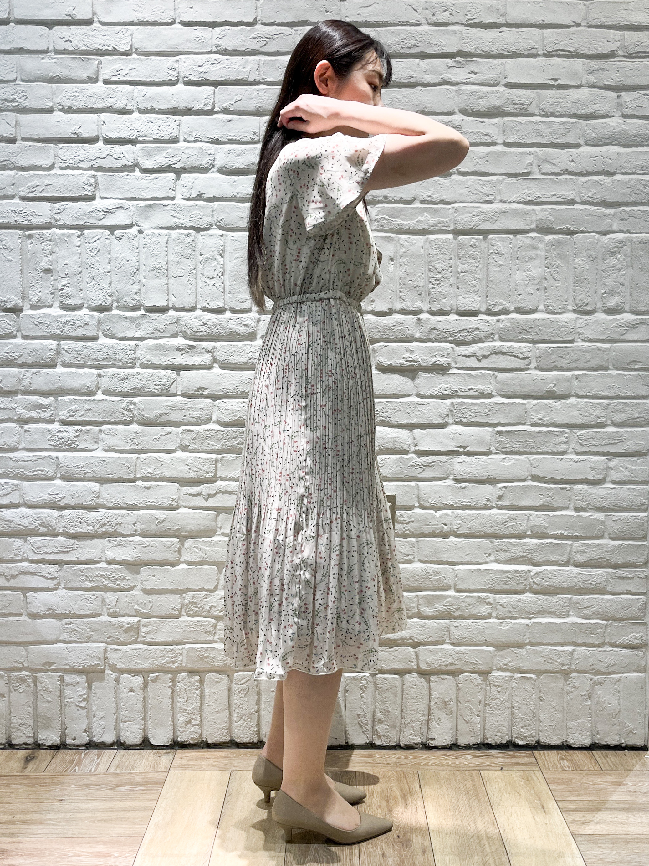 erinaさんの「index｜◆【日比谷花壇コラボ】ラッフルタイプリーツワンピース【防シワ/洗濯機OK】」を使ったコーディネート