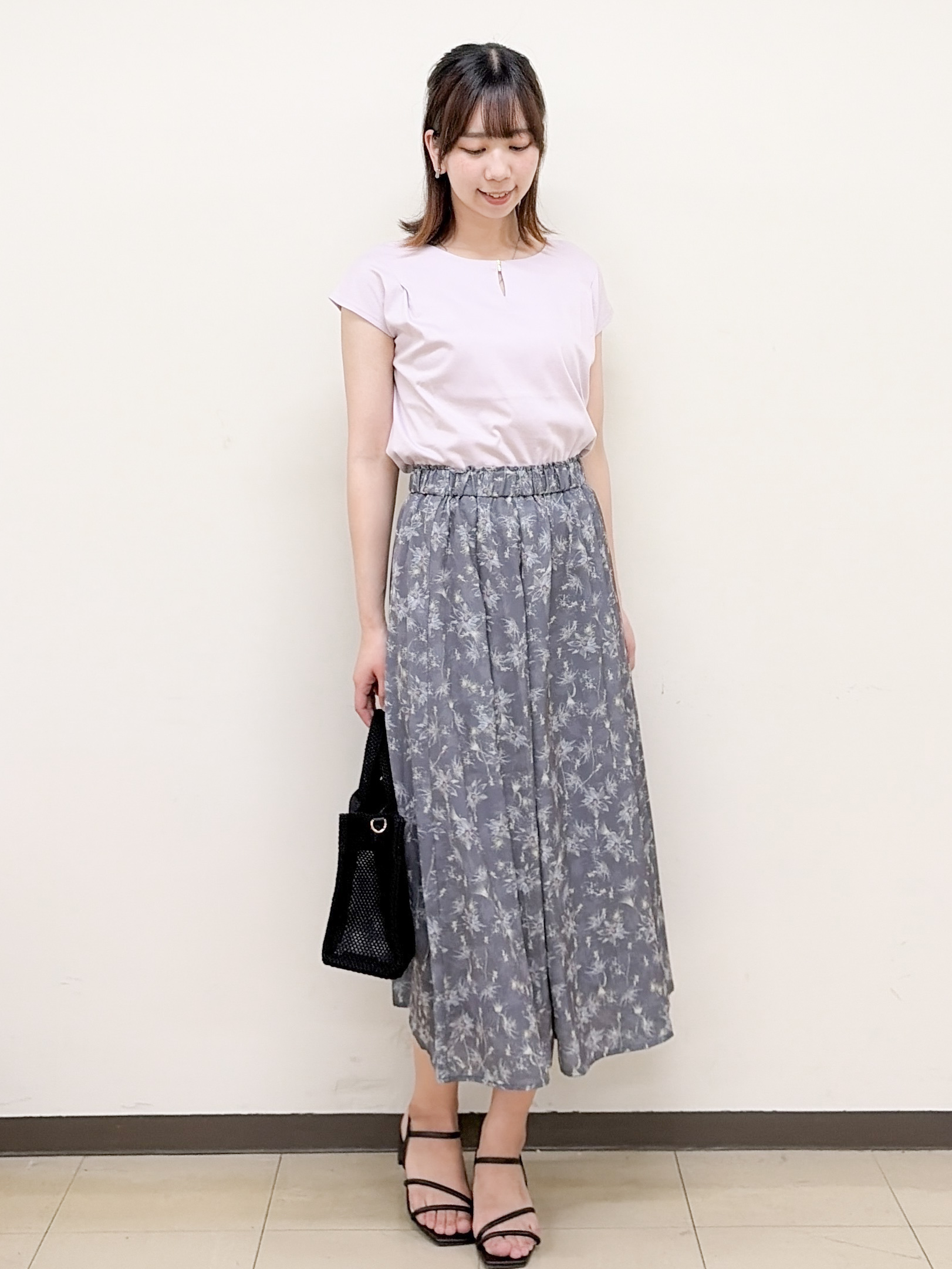 yurinaさんの「index｜【接触冷感】ビジューキーネックフレンチトップス《UVケア／洗濯機OK／XS～3L／8col》」を使ったコーディネート