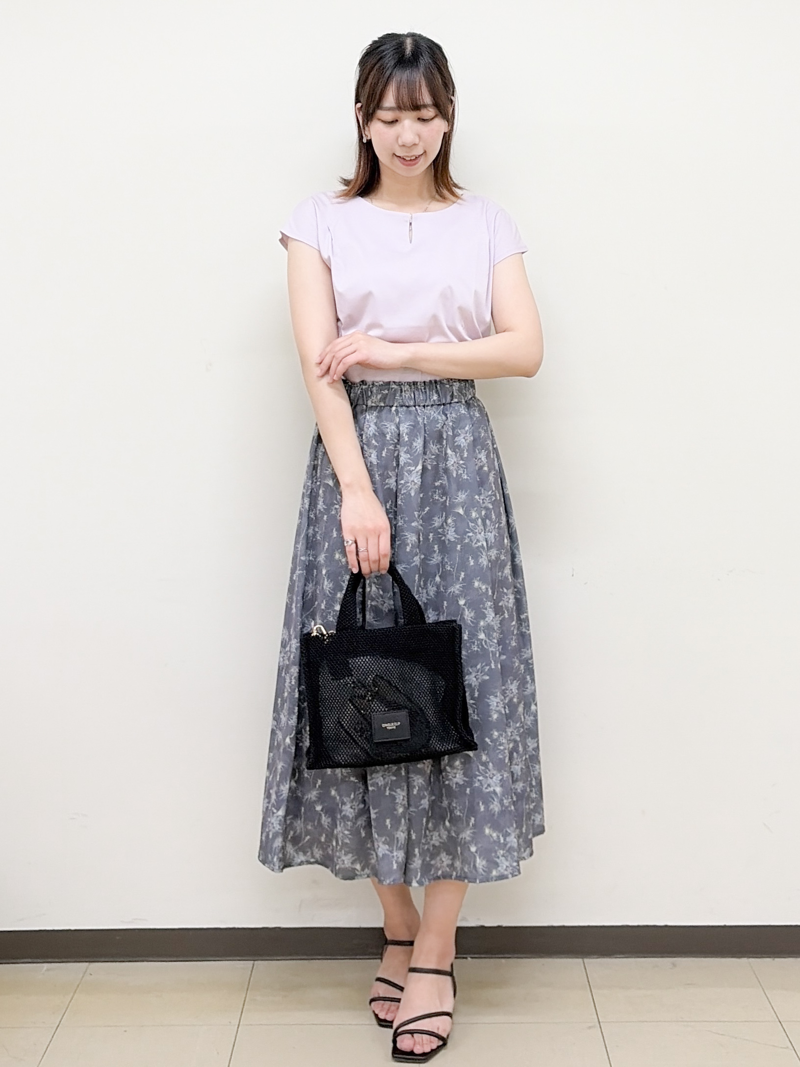 yurinaさんの「index｜【接触冷感】ビジューキーネックフレンチトップス《UVケア／洗濯機OK／XS～3L／8col》」を使ったコーディネート