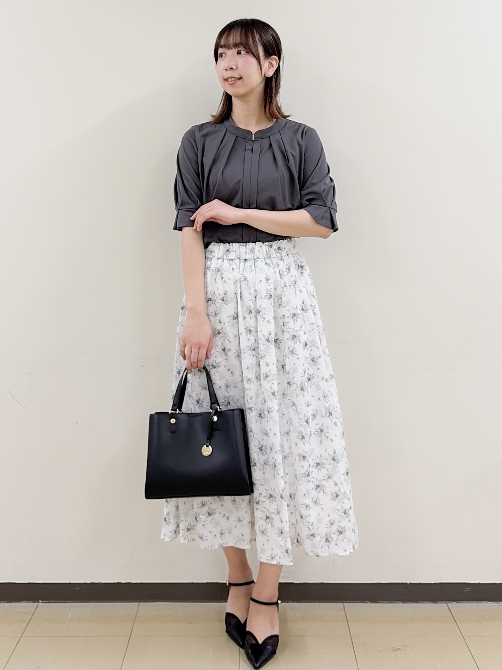 yurinaさんの「index｜【接触冷感】ビジューキーネックフレンチトップス《UVケア／洗濯機OK／XS～3L／8col》」を使ったコーディネート