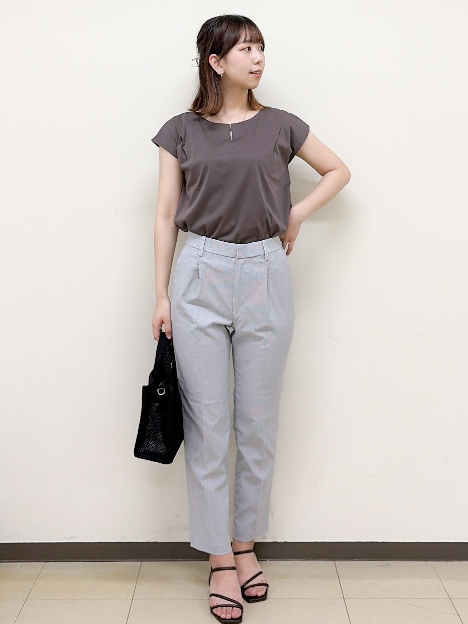 yurinaさんの「index｜【接触冷感】ビジューキーネックフレンチトップス《UVケア／洗濯機OK／XS～3L／8col》」を使ったコーディネート