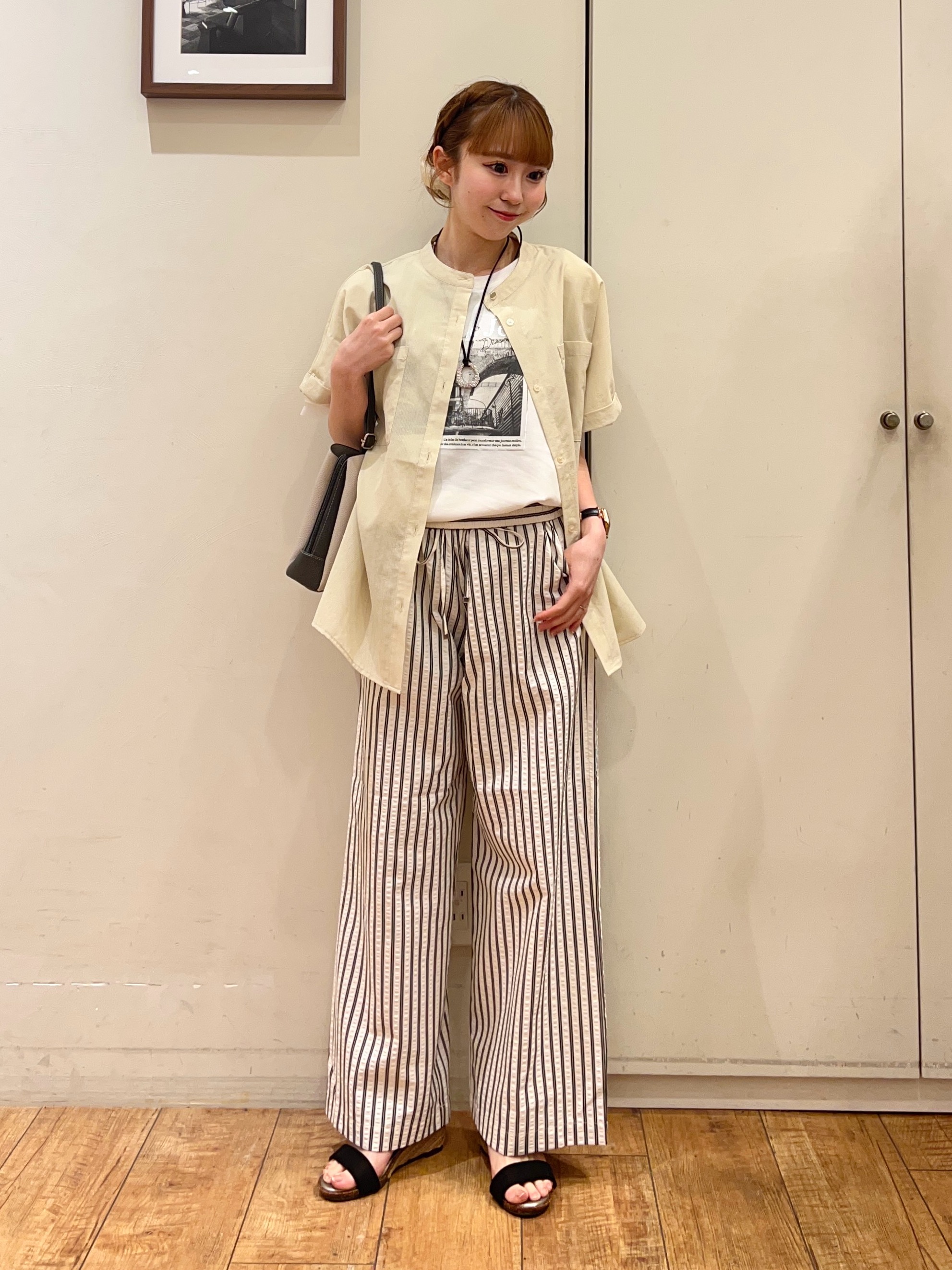 AIRIさんの「SHOO･LA･RUE｜【通気性〇/UV/S-LL】風が通り抜ける 半袖バンドカラーシアーシャツ」を使ったコーディネート