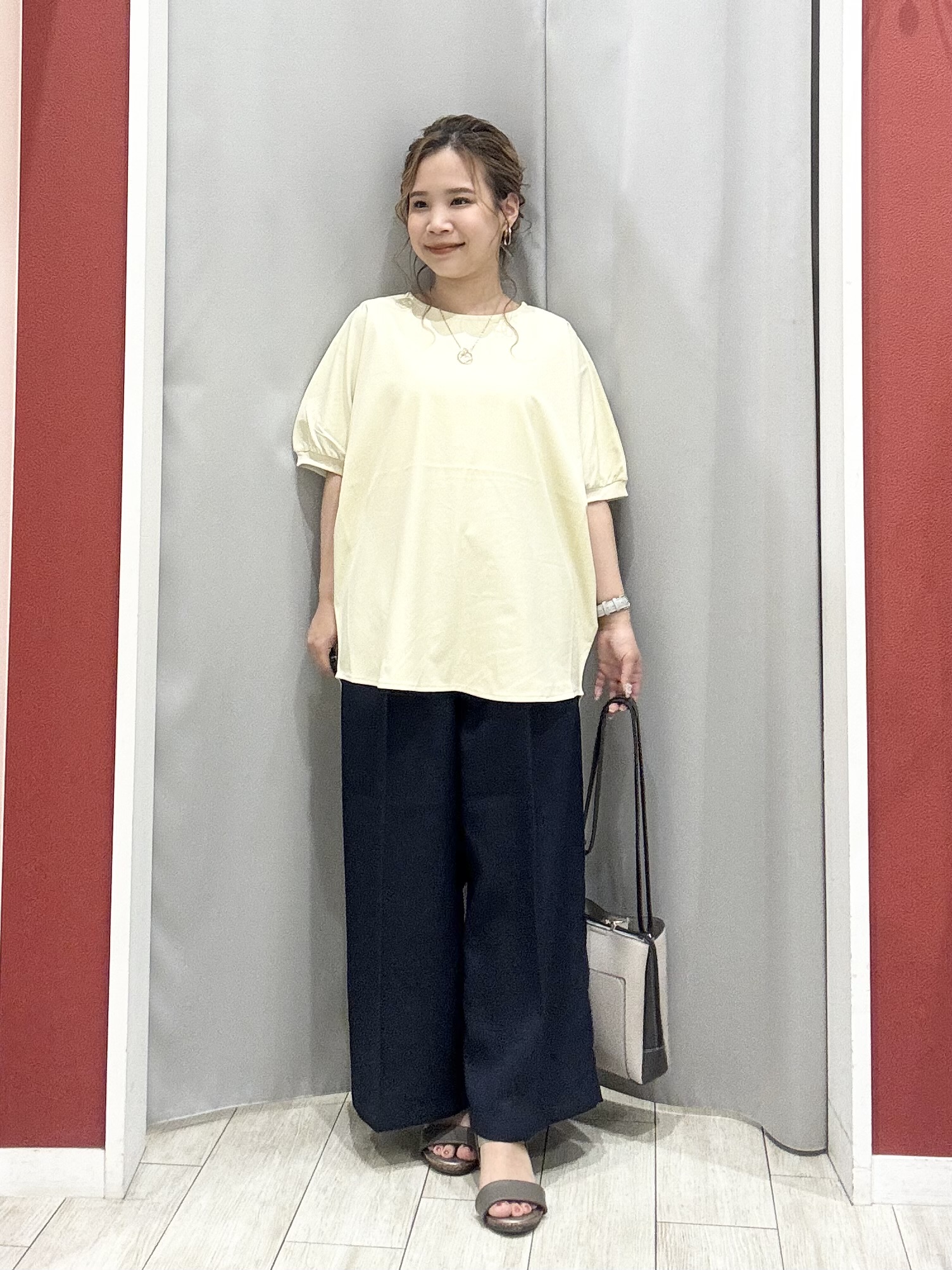 shioさんの「SHOO･LA･RUE｜【洗濯後しわになりにくい】インせず着られる さらっとタッチのドルマンブラウス」を使ったコーディネート
