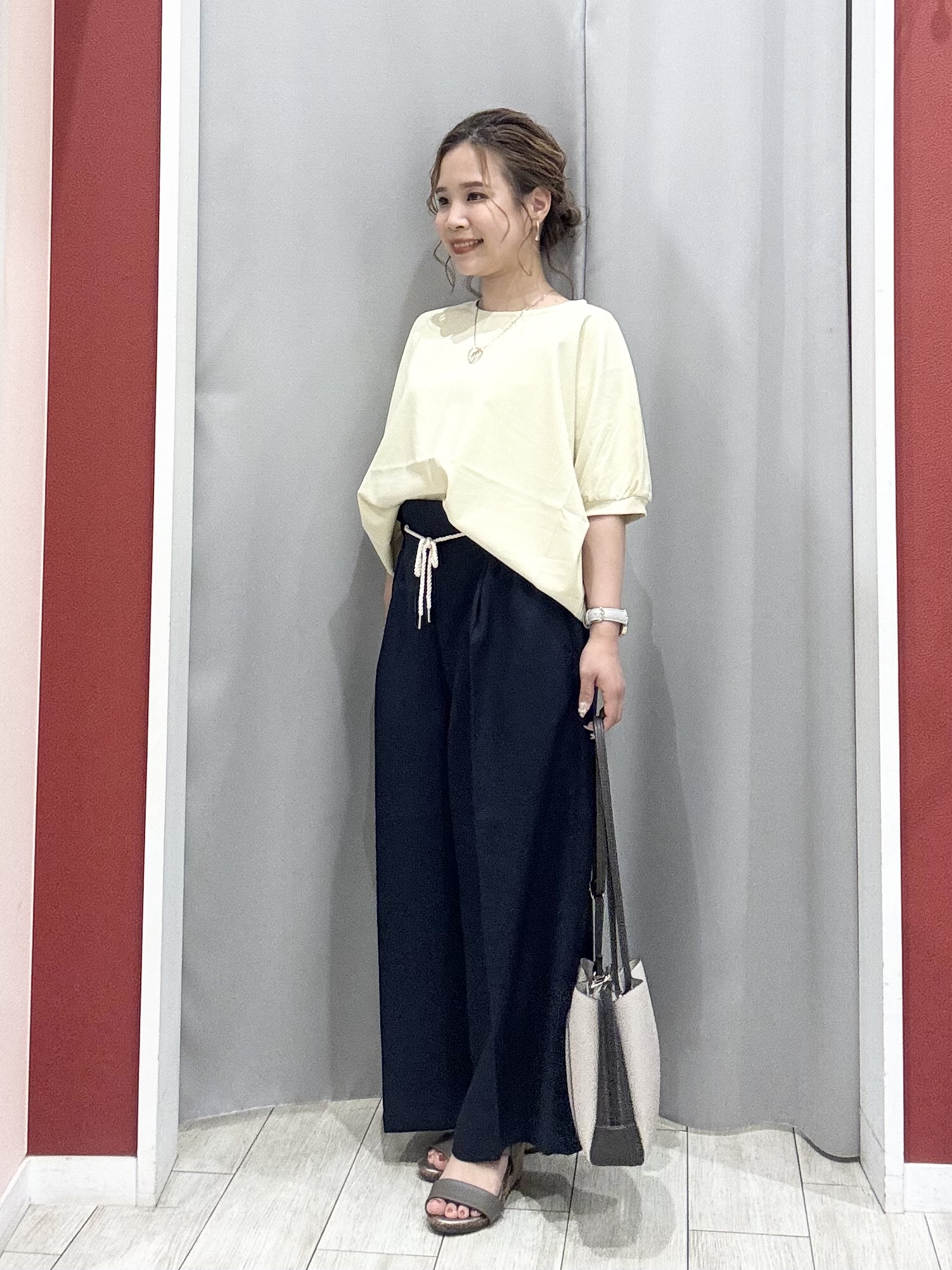 shioさんの「SHOO･LA･RUE｜【洗濯後しわになりにくい】インせず着られる さらっとタッチのドルマンブラウス」を使ったコーディネート