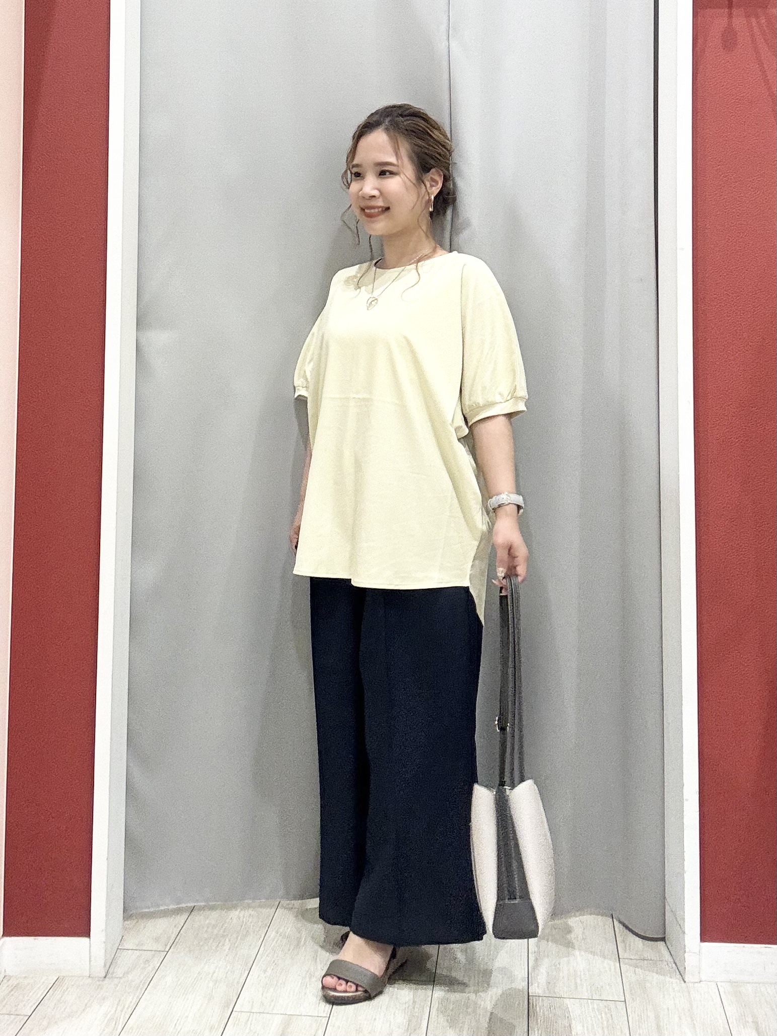shioさんの「SHOO･LA･RUE｜【洗濯後しわになりにくい】インせず着られる さらっとタッチのドルマンブラウス」を使ったコーディネート
