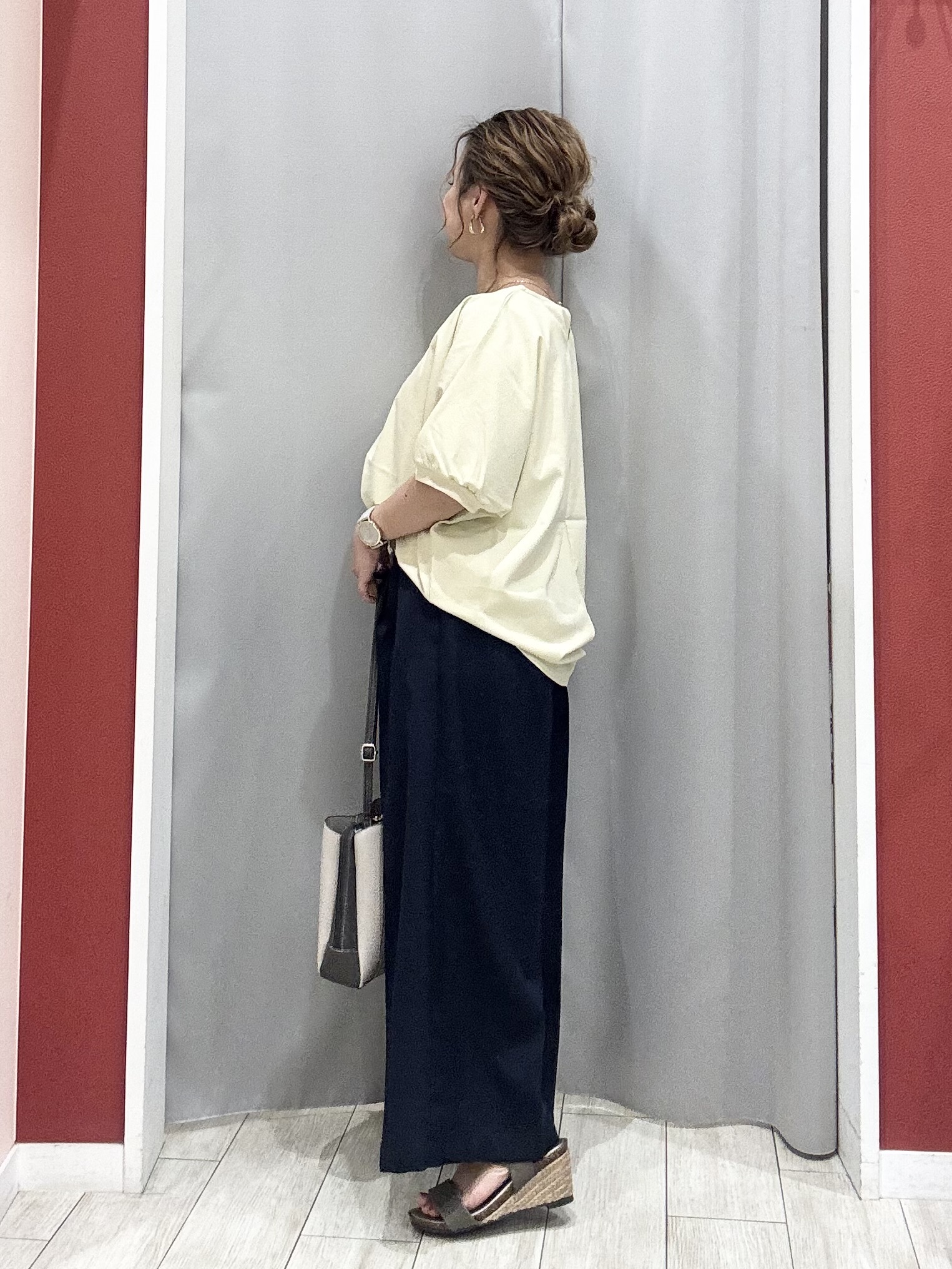 shioさんの「SHOO･LA･RUE｜【洗濯後しわになりにくい】インせず着られる さらっとタッチのドルマンブラウス」を使ったコーディネート