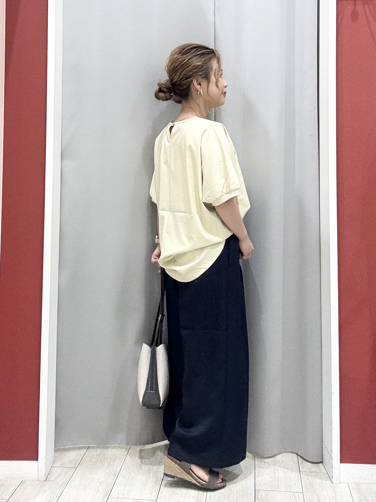 shioさんの「SHOO･LA･RUE｜【洗濯後しわになりにくい】インせず着られる さらっとタッチのドルマンブラウス」を使ったコーディネート