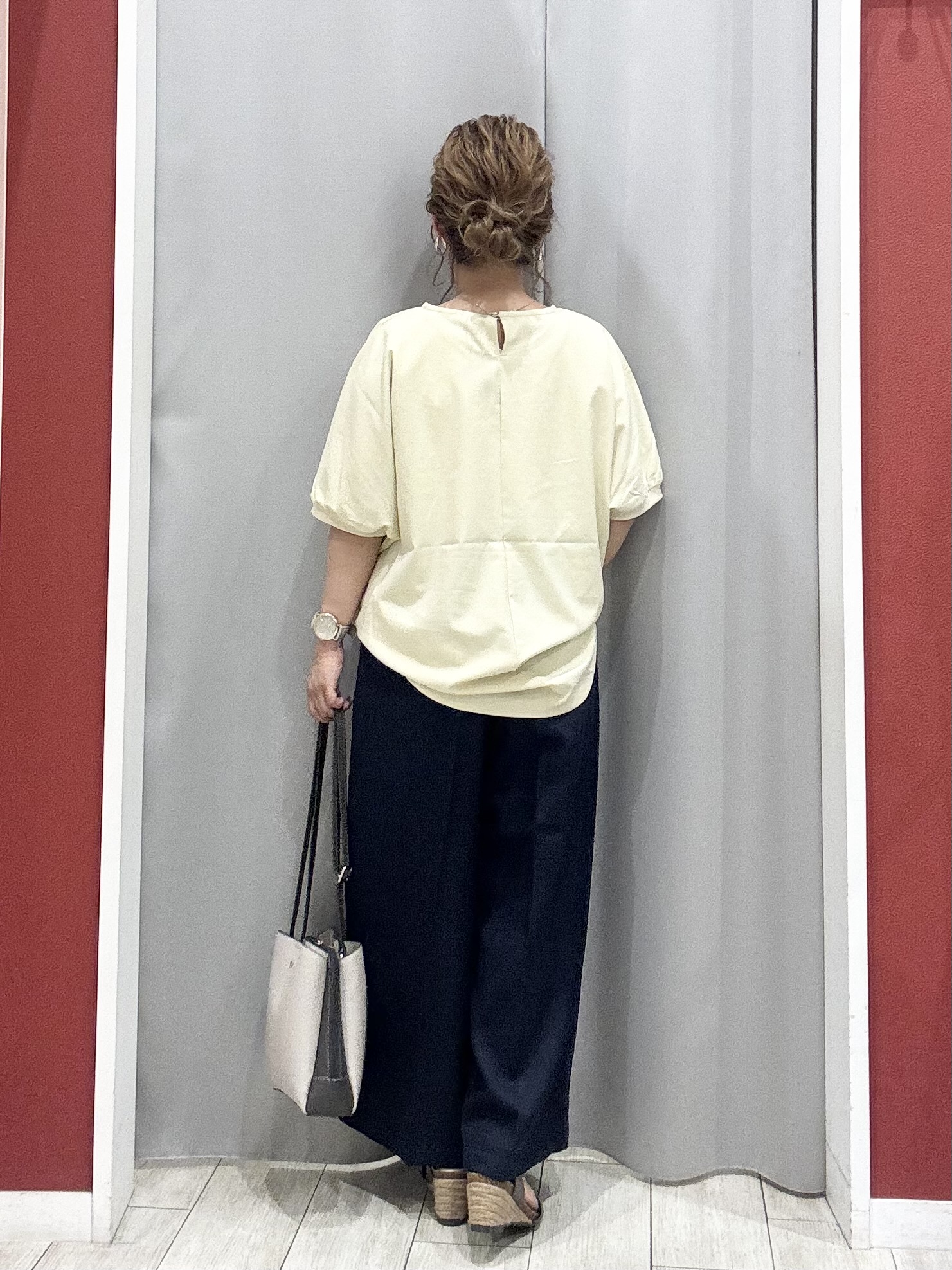 shioさんの「SHOO･LA･RUE｜【洗濯後しわになりにくい】インせず着られる さらっとタッチのドルマンブラウス」を使ったコーディネート