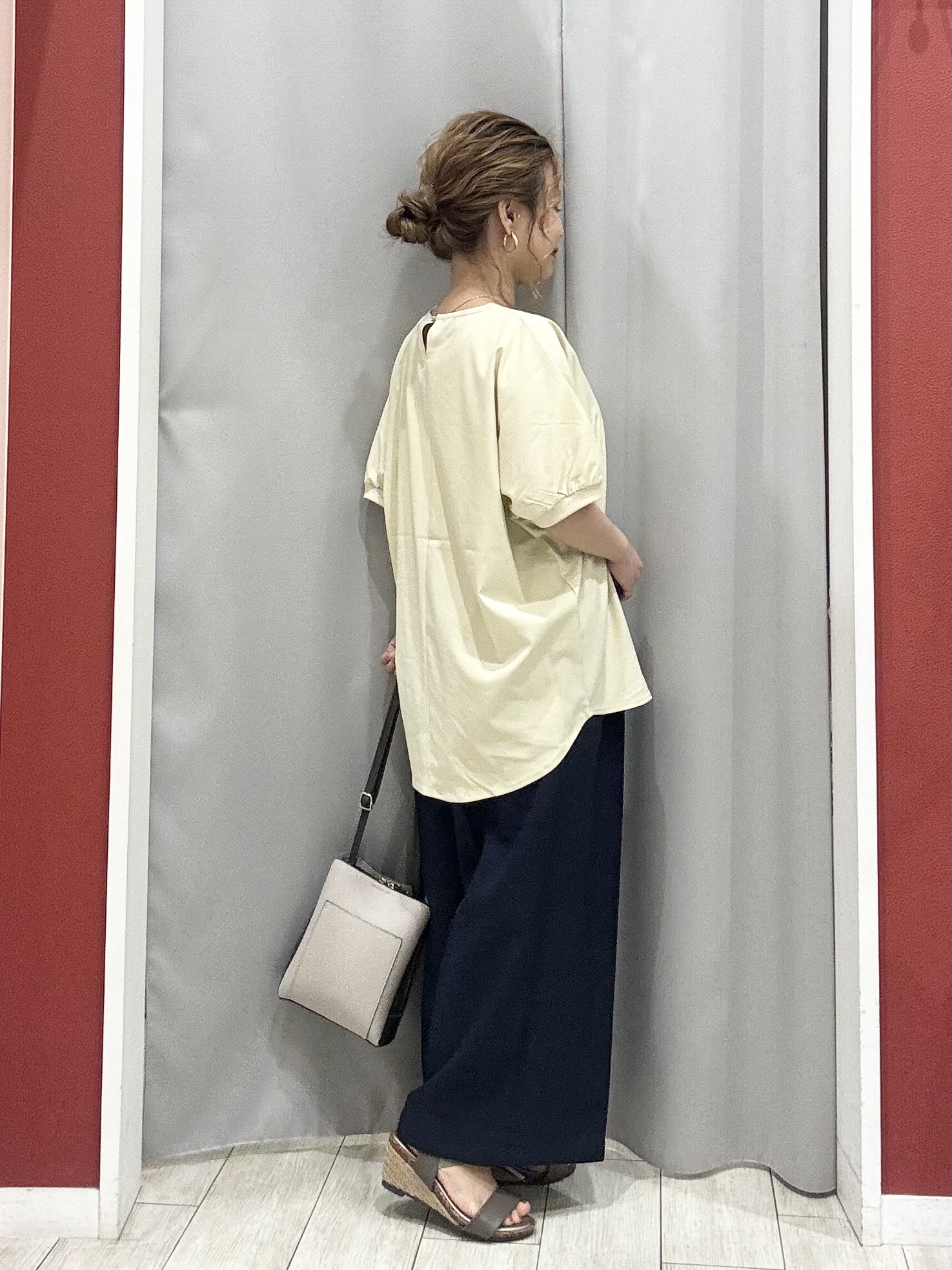 shioさんの「SHOO･LA･RUE｜【洗濯後しわになりにくい】インせず着られる さらっとタッチのドルマンブラウス」を使ったコーディネート