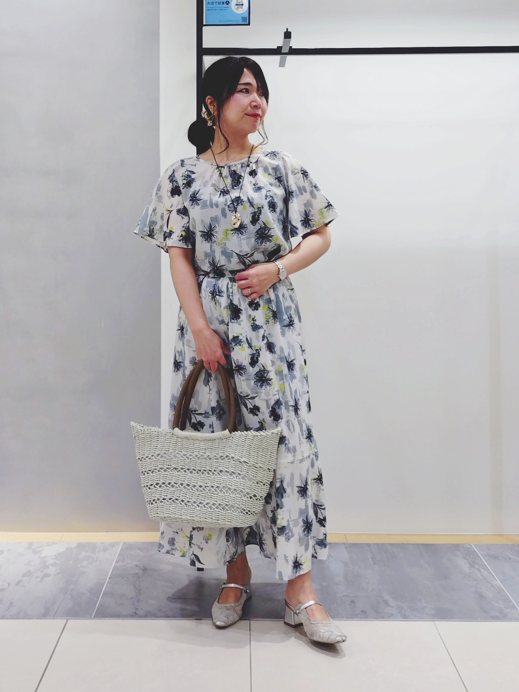 TOMOMIさんの「INDIVI｜【洗える／アンサンブル可能】シアーストライプカーディガン」を使ったコーディネート