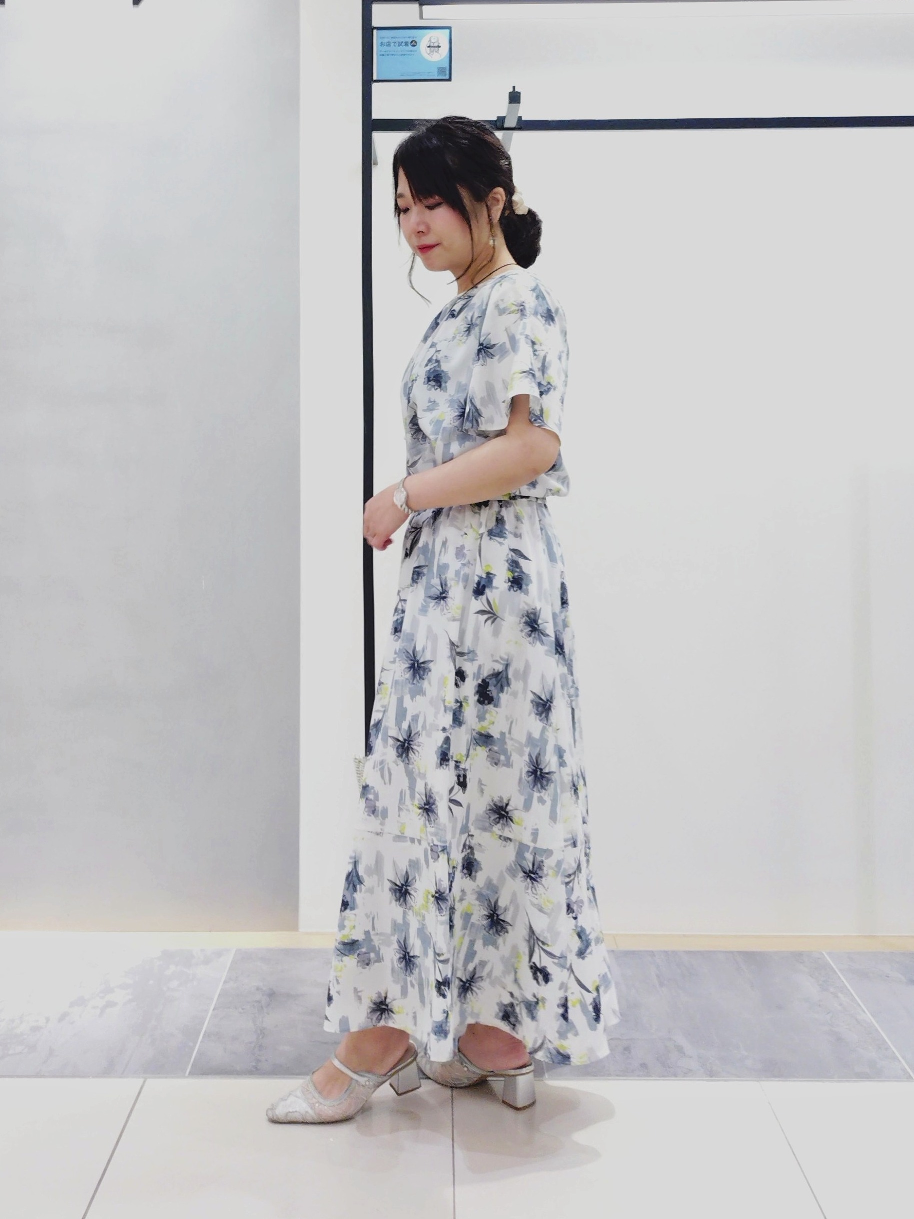 TOMOMIさんの「INDIVI｜【洗える／アンサンブル可能】シアーストライプカーディガン」を使ったコーディネート