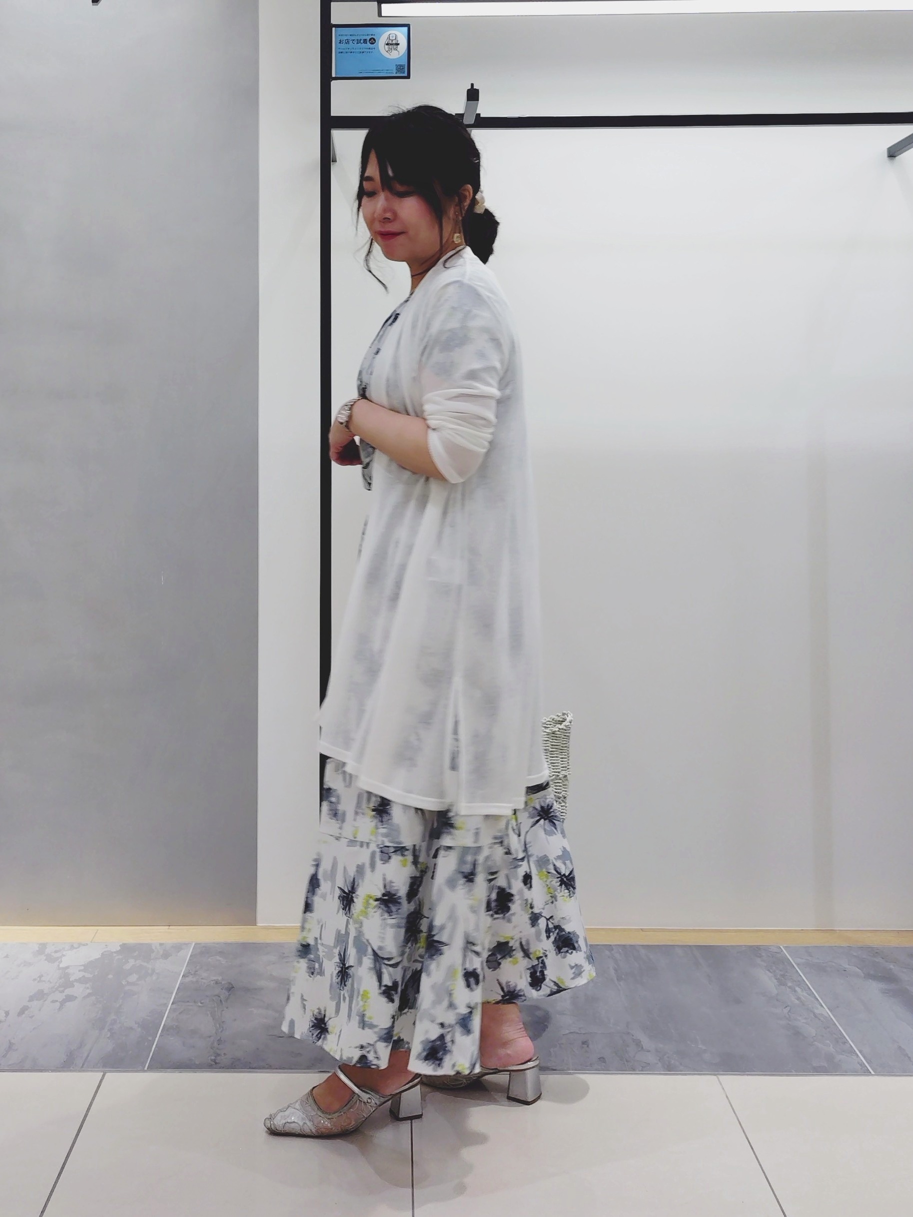 TOMOMIさんの「INDIVI｜【洗える／アンサンブル可能】シアーストライプカーディガン」を使ったコーディネート