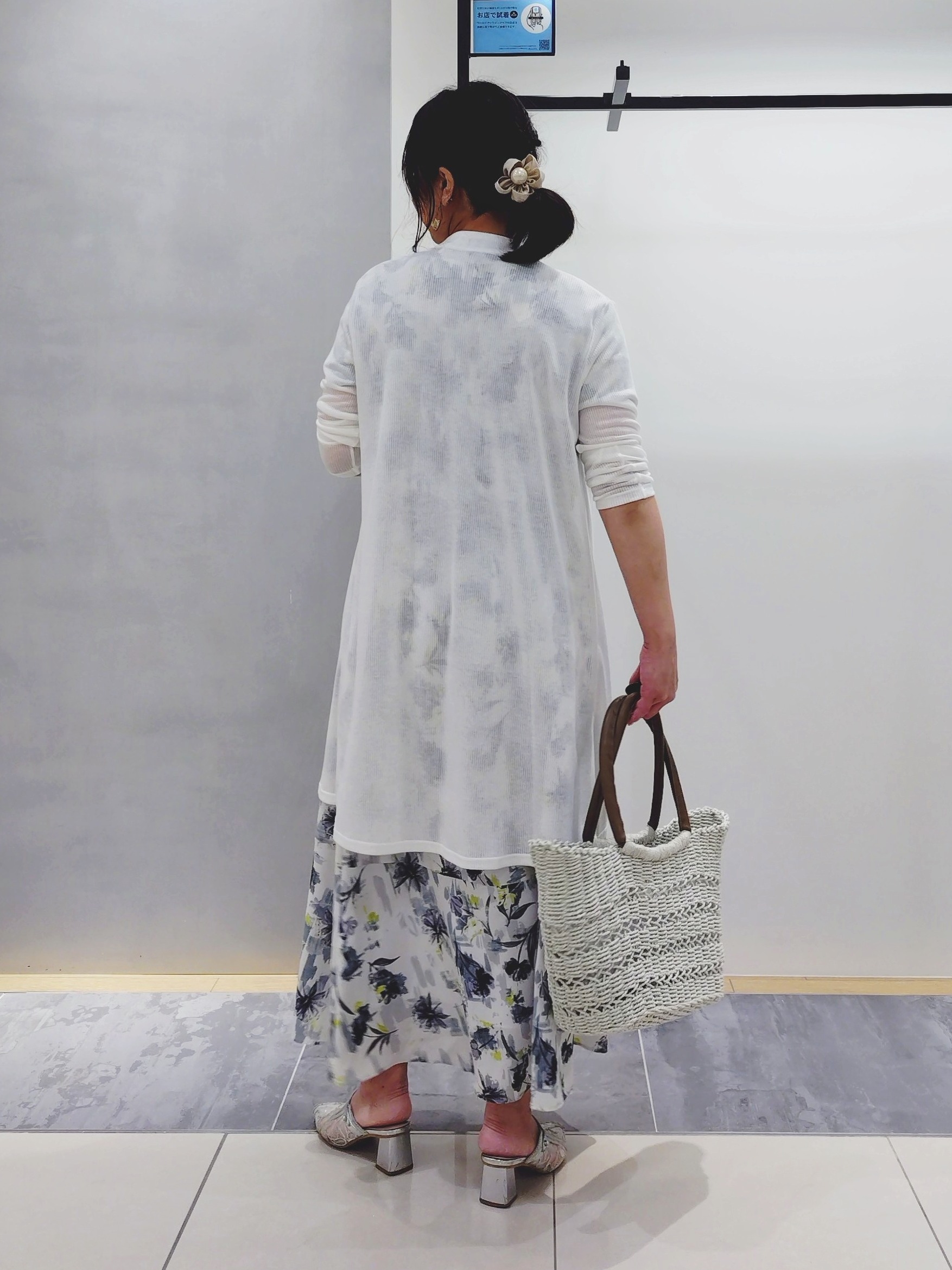 TOMOMIさんの「INDIVI｜【洗える／アンサンブル可能】シアーストライプカーディガン」を使ったコーディネート