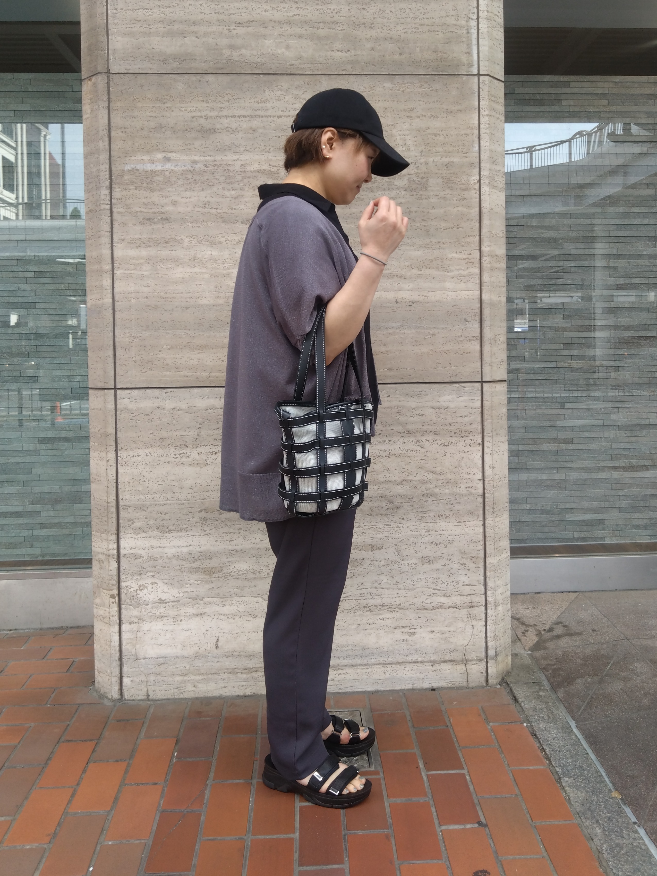 ヒロコジさんの「SHOO･LA･RUE｜【洗濯機可/体型カバー】上品ラメがきらめく シアーポンチョ風カーディガン」を使ったコーディネート