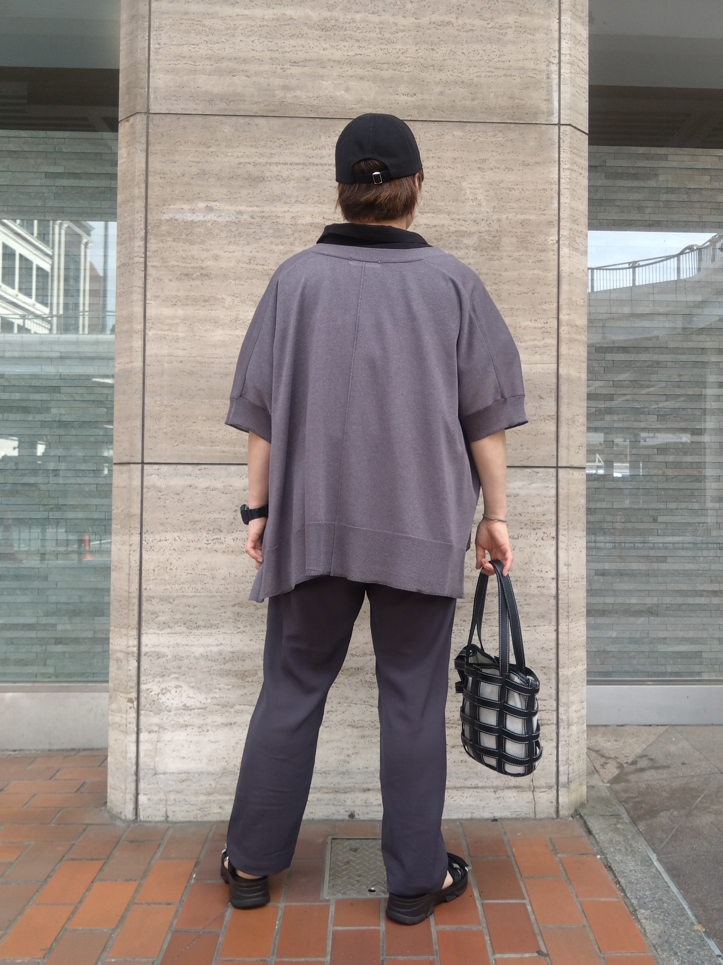 ヒロコジさんの「SHOO･LA･RUE｜【洗濯機可/体型カバー】上品ラメがきらめく シアーポンチョ風カーディガン」を使ったコーディネート