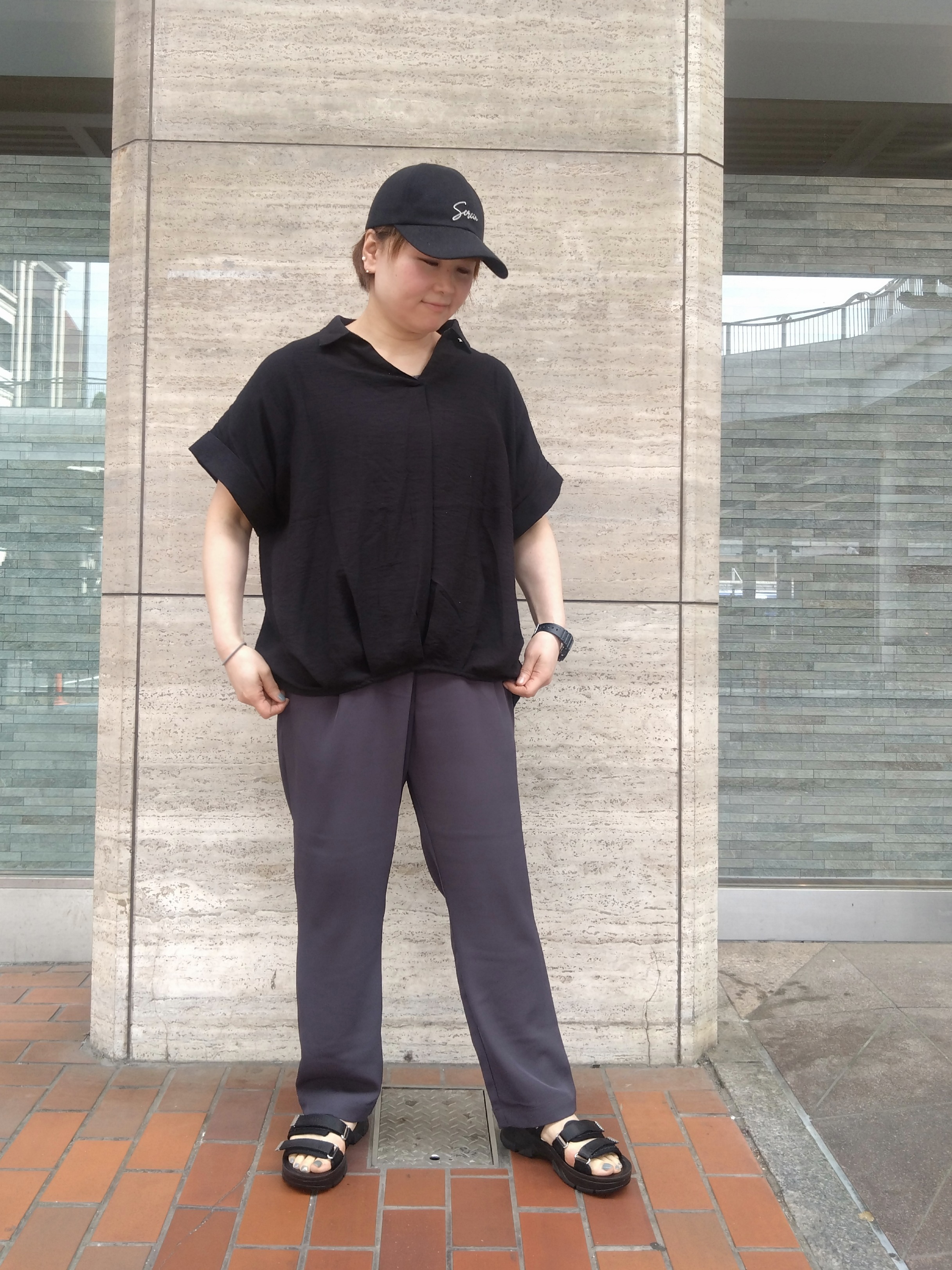 ヒロコジさんの「SHOO･LA･RUE｜【洗濯機可/体型カバー】上品ラメがきらめく シアーポンチョ風カーディガン」を使ったコーディネート