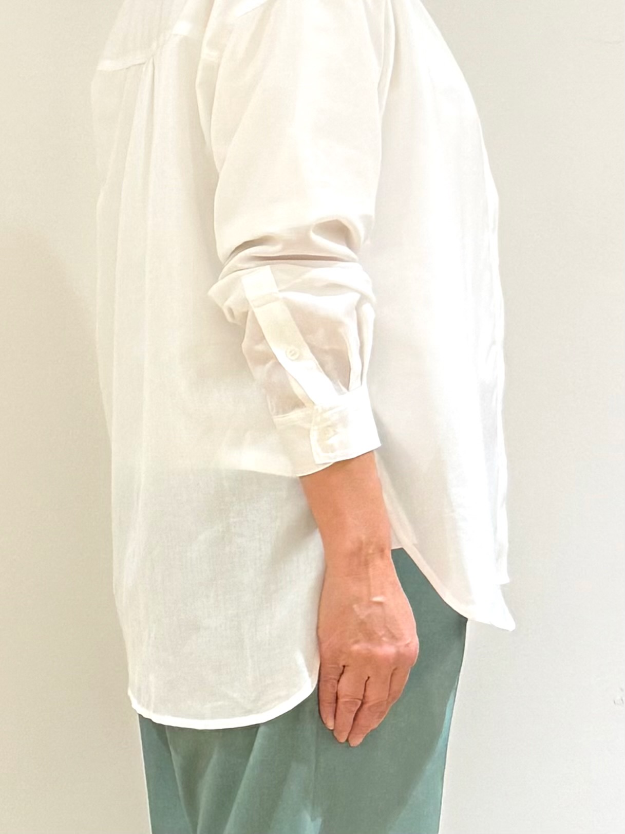 Lilyさんの「grove｜【洗濯機OK】朝晩の気温差に◎軽やかシアーシャツ」を使ったコーディネート