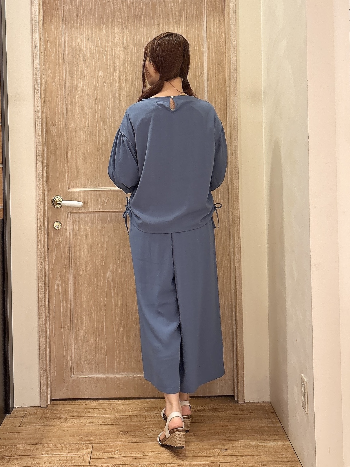 miiさんの「SHOO･LA･RUE｜【セットアップ可/S-LL/洗濯機可】体型カバーも叶う さらり麻調シャーリングブラウス」を使ったコーディネート