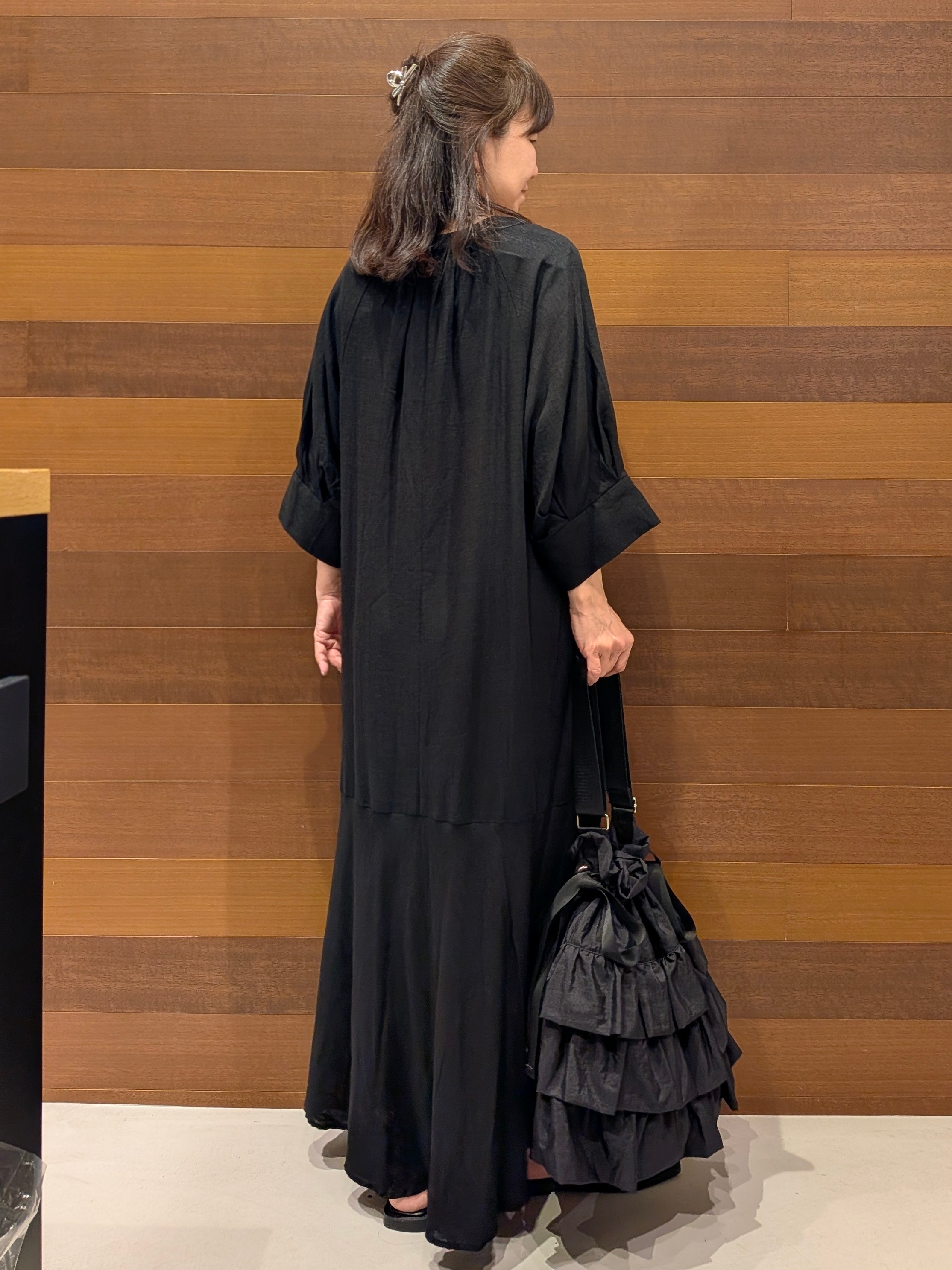 momoさんの「OPAQUE.CLIP｜キーネックロングワンピース【洗える】」を使ったコーディネート