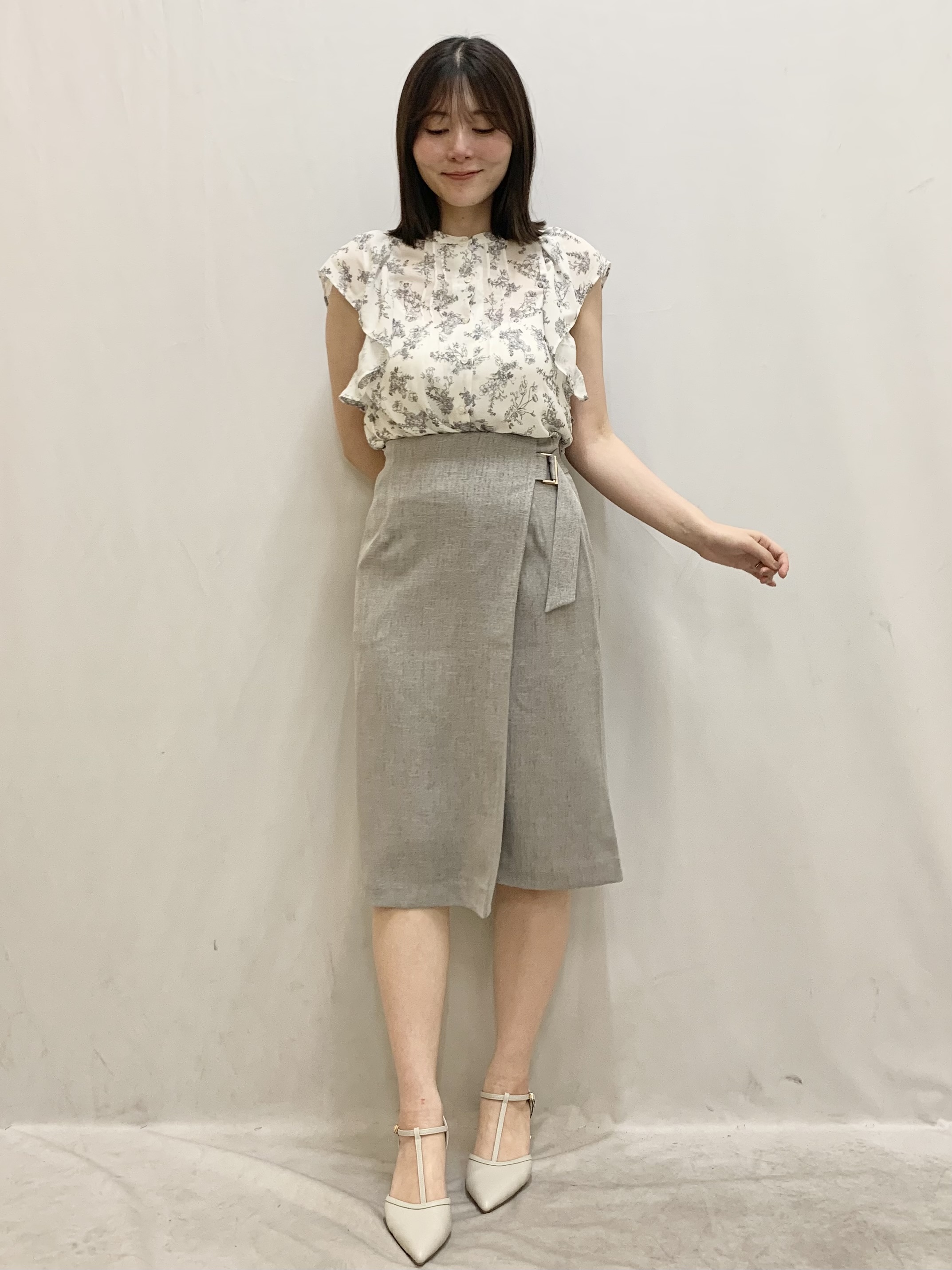 kasumiさんの「index｜◆【日比谷花壇コラボ】線画フラワーピンタックブラウス【防シワ／洗濯機OK】」を使ったコーディネート