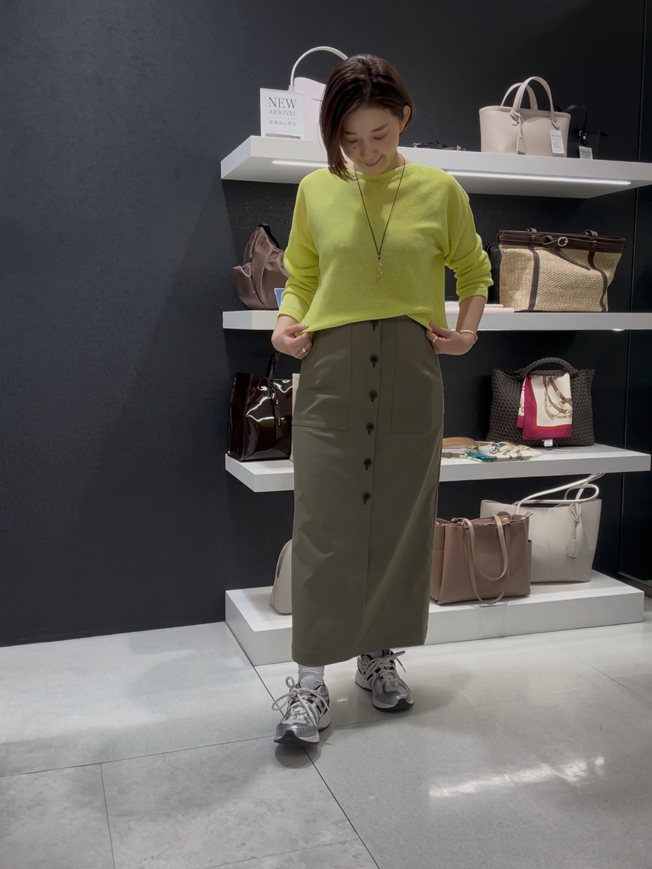 まどかさんの「UNTITLED｜【8色展開/程よい透け感】ドライタッチボートネックニット」を使ったコーディネート