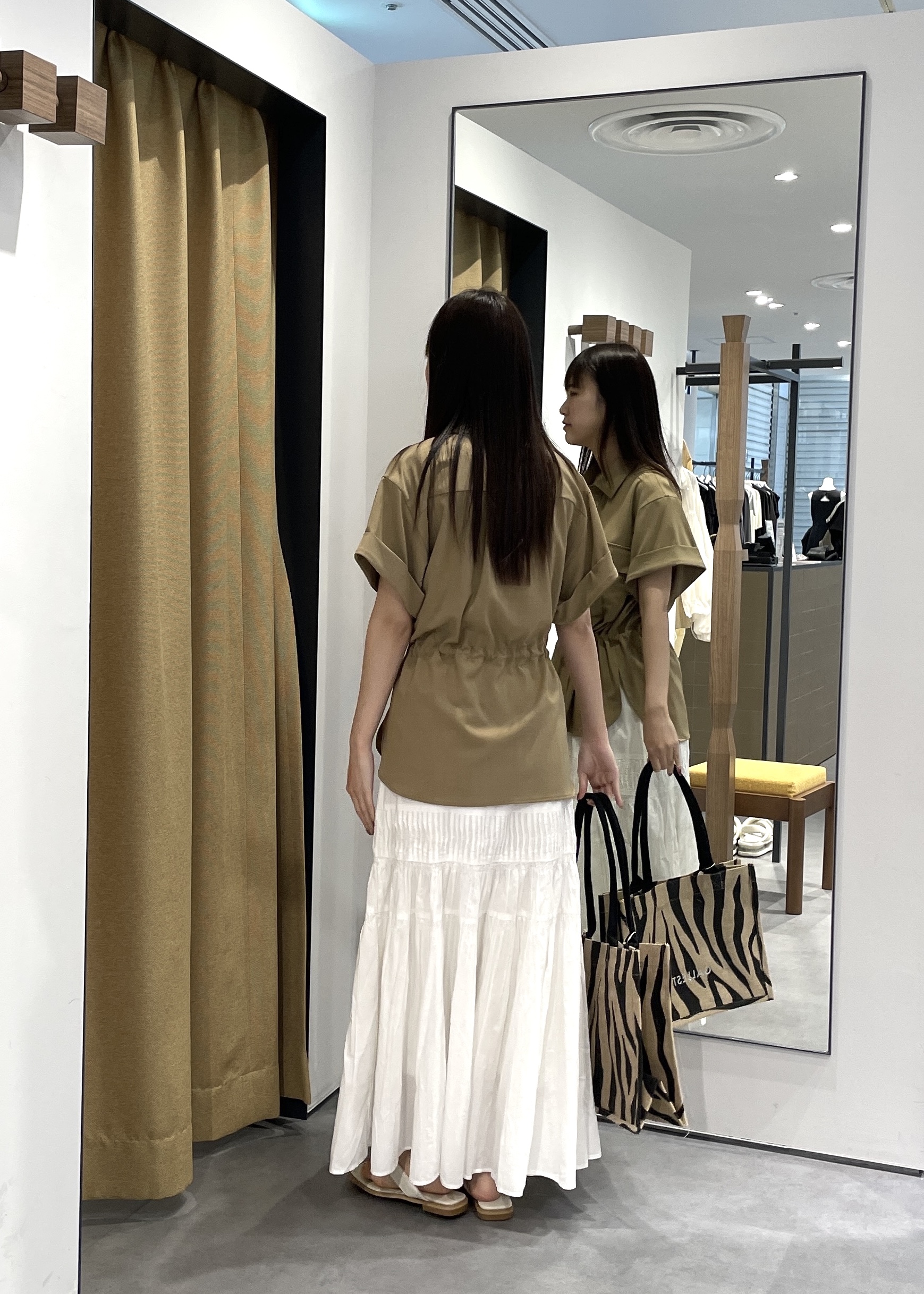 Renoさんの「INDIVI｜Comfy SET UP｜サファリシャツ【セットアップ対応／通勤／カセット服／接触冷感／UVカット】」を使ったコーディネート
